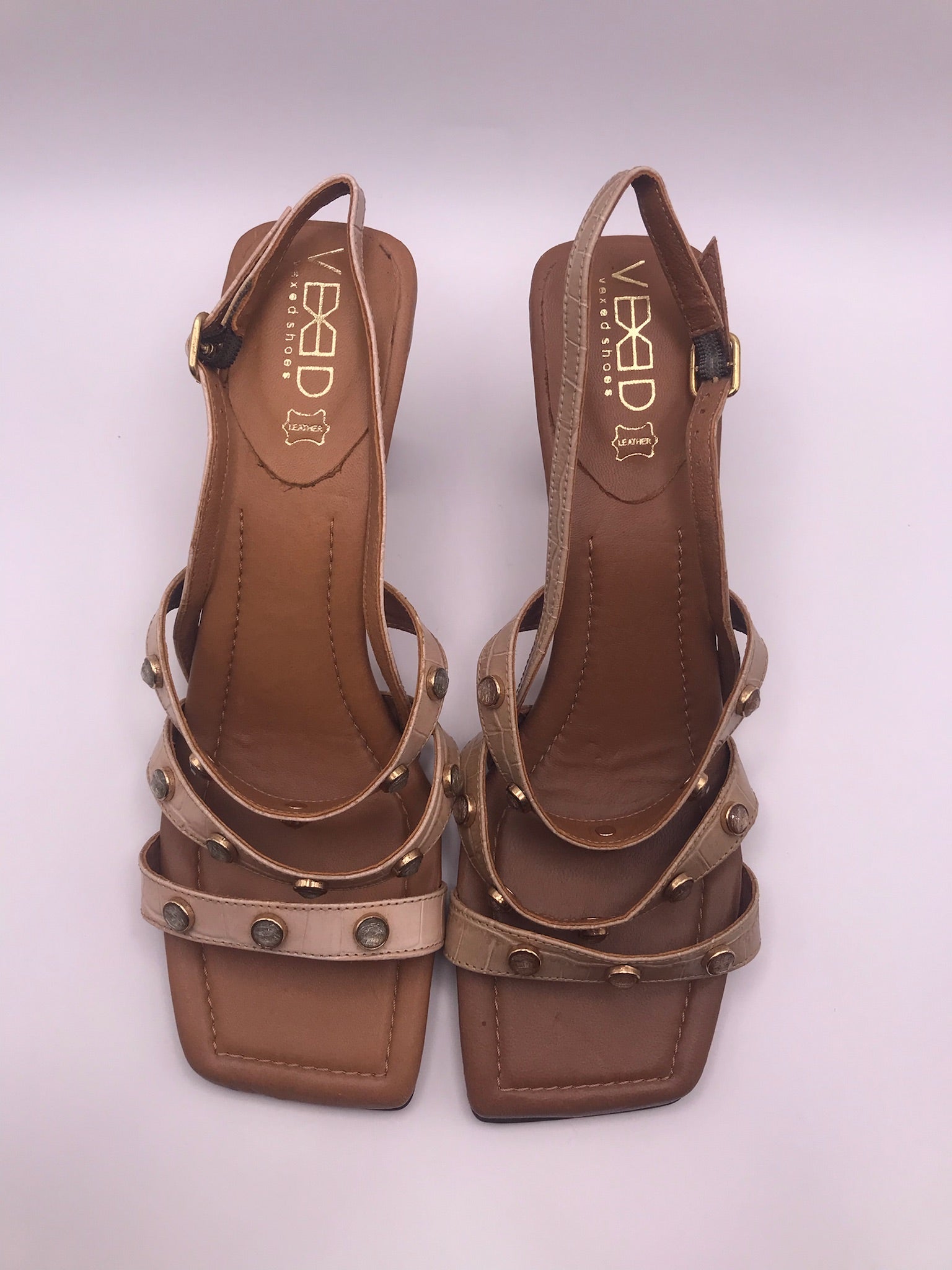 Sandálias de Salto Médio Vexed Shoes Escultural em Pele Bege com Efeito Crocodilo; Tiras com Pedras e Tachas; Design Moderno (Cópia)