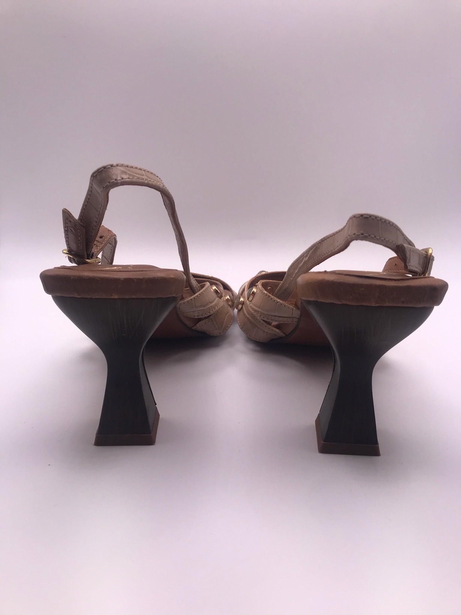 Sandálias de Salto Médio Vexed Shoes Escultural em Pele Bege com Efeito Crocodilo; Tiras com Pedras e Tachas; Design Moderno (Cópia)