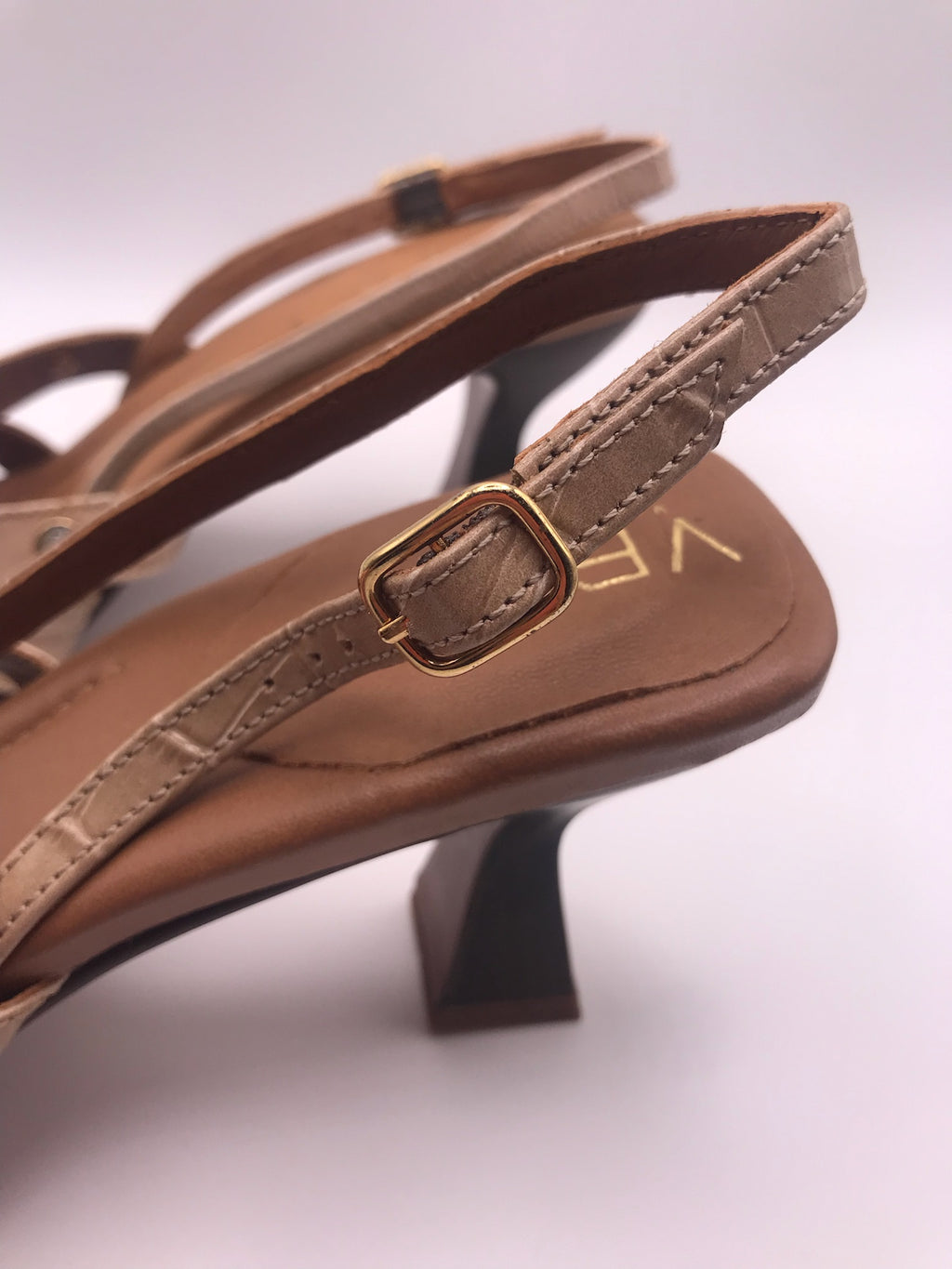 Sandálias de Salto Médio Vexed Shoes Escultural em Pele Bege com Efeito Crocodilo; Tiras com Pedras e Tachas; Design Moderno (Cópia)