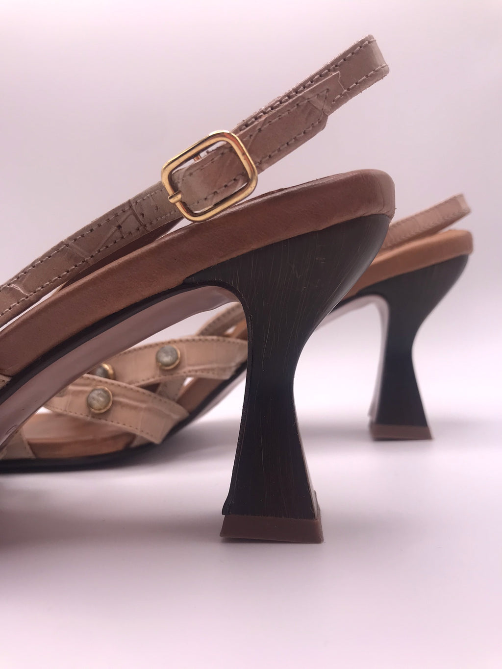 Sandálias de Salto Médio Vexed Shoes Escultural em Pele Bege com Efeito Crocodilo; Tiras com Pedras e Tachas; Design Moderno (Cópia)