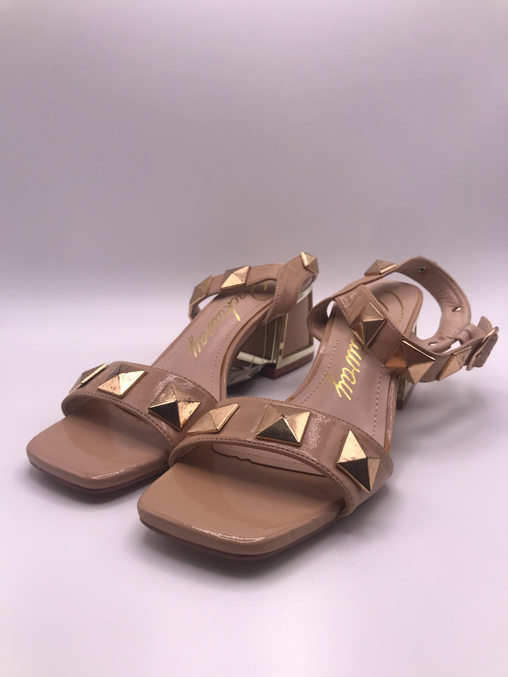 Sandálias de Salto em Verniz Bege Nude Rockaway; Design Elegante com Tachas Douradas e Salto Bloco Metalizado; Calçado Feminino Moderno e Confortável para Festas e Eventos