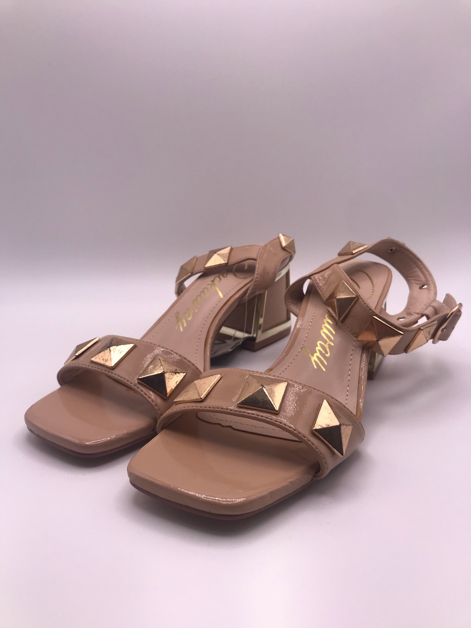 Sandálias de Salto em Verniz Bege Nude Rockaway; Design Elegante com Tachas Douradas e Salto Bloco Metalizado; Calçado Feminino Moderno e Confortável para Festas e Eventos