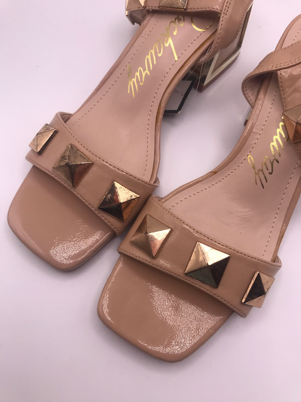 Sandálias de Salto em Verniz Bege Nude Rockaway; Design Elegante com Tachas Douradas e Salto Bloco Metalizado; Calçado Feminino Moderno e Confortável para Festas e Eventos