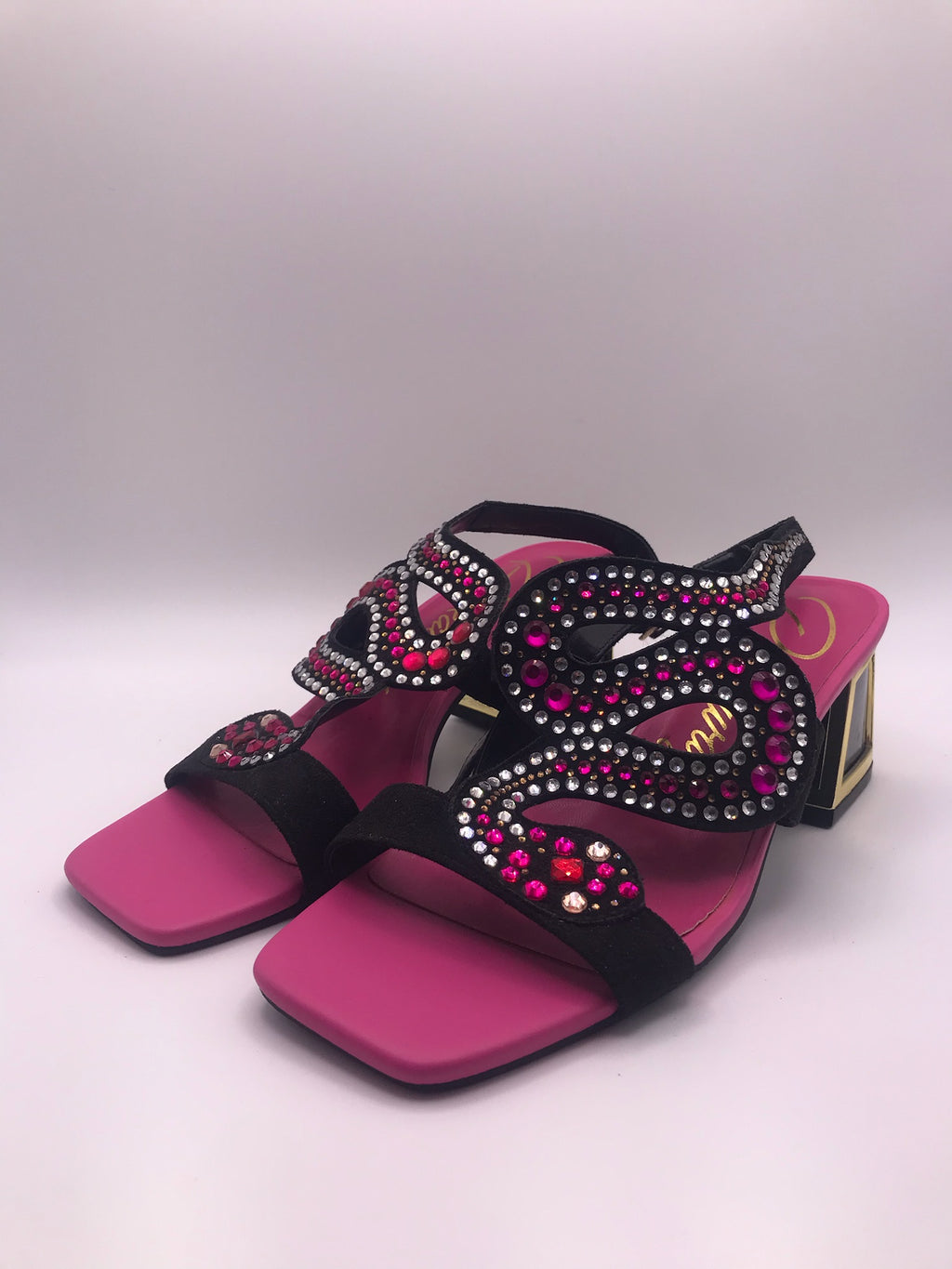 Sandálias de Salto Médio Rockaway com Pedraria e Cristais Brilhantes; Calçado Feminino Elegante para Cerimónia e Festa Fúcsia com Preto; Sapato de Verão Confortável com Design Moderno em Portugal
