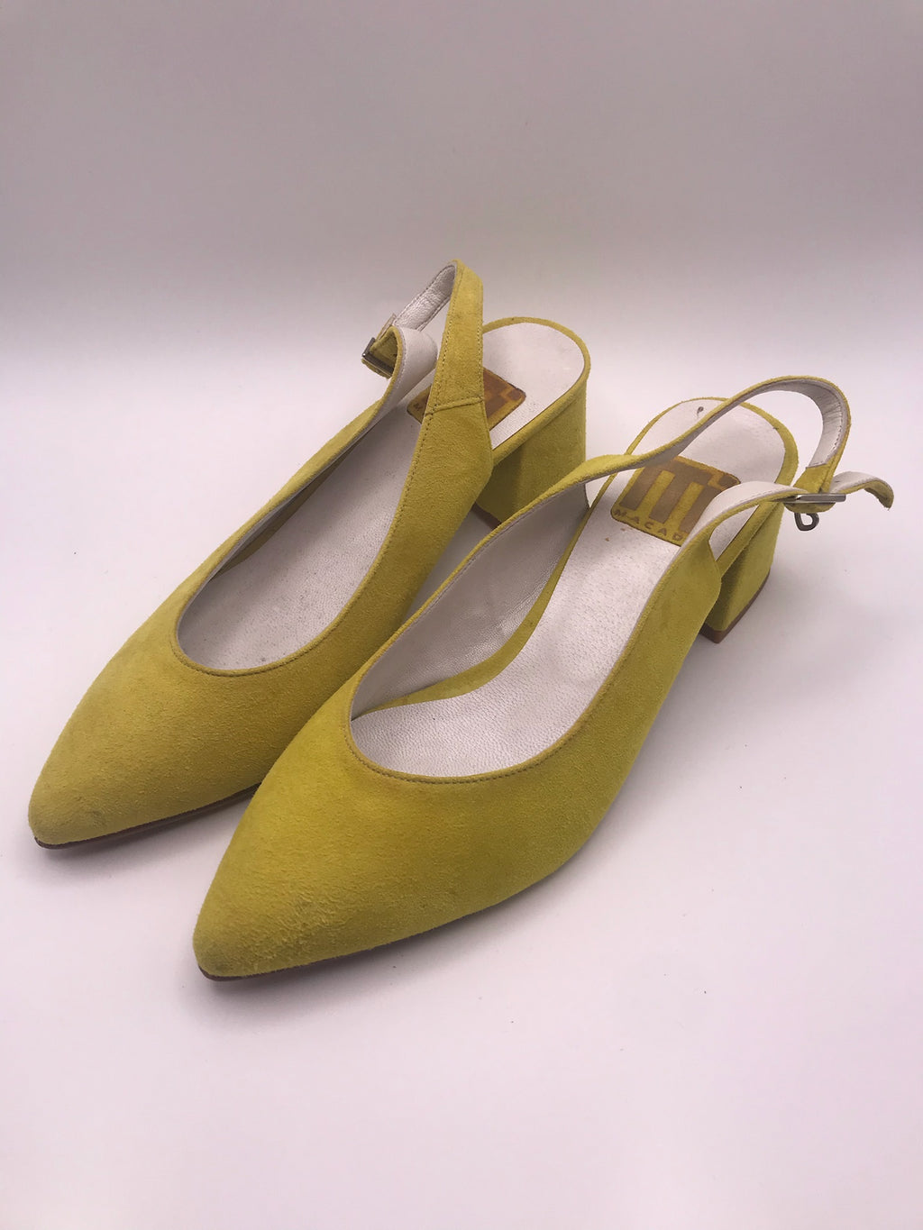 Sapato de senhora slingback em camurça amarelo mostarda Macadi; sapatos de salto médio grosso com biqueira fina e fivela; calçado elegante e confortável para cerimónia ou escritório