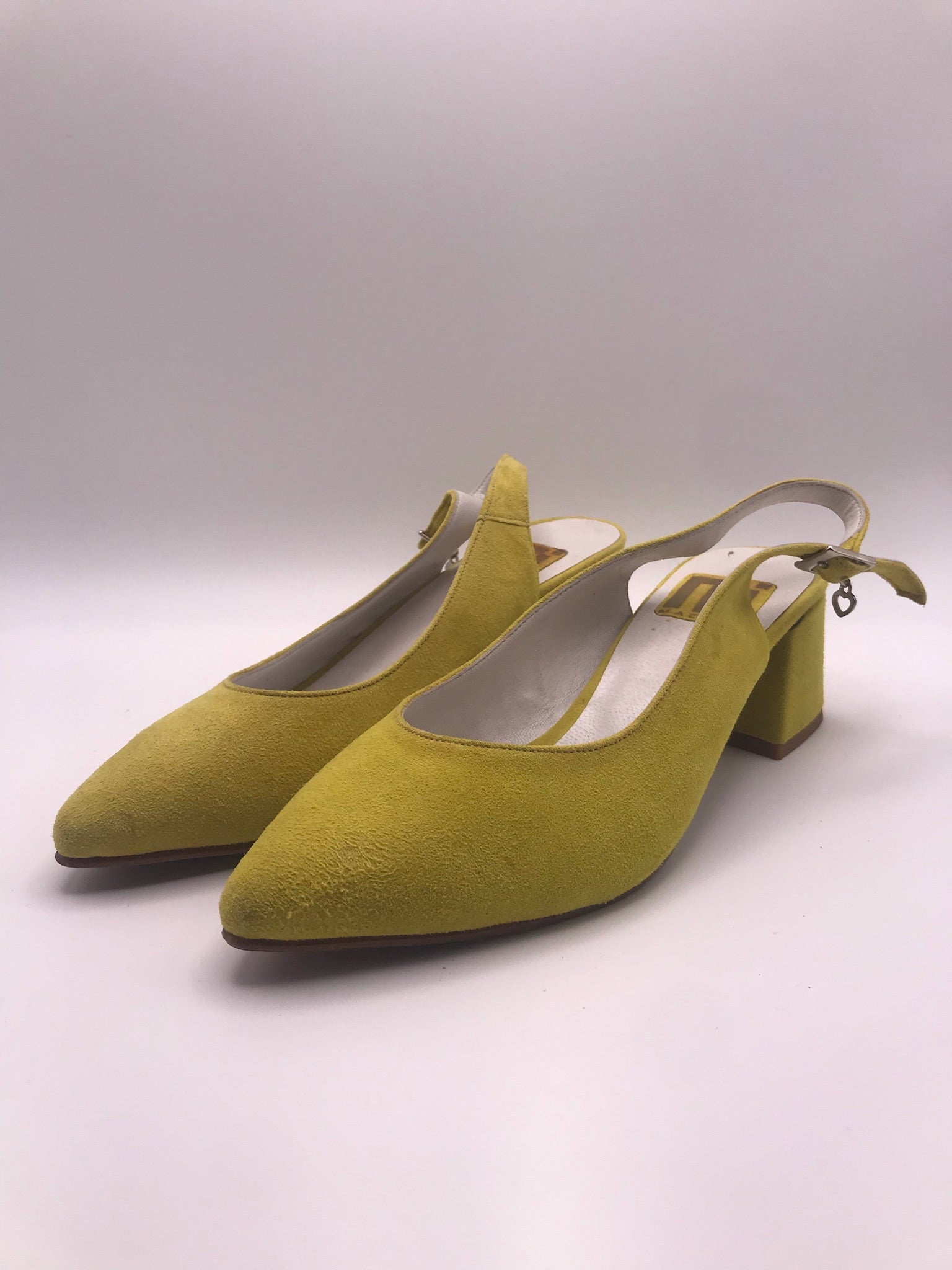 Sapato de senhora slingback em camurça amarelo mostarda Macadi; sapatos de salto médio grosso com biqueira fina e fivela; calçado elegante e confortável para cerimónia ou escritório