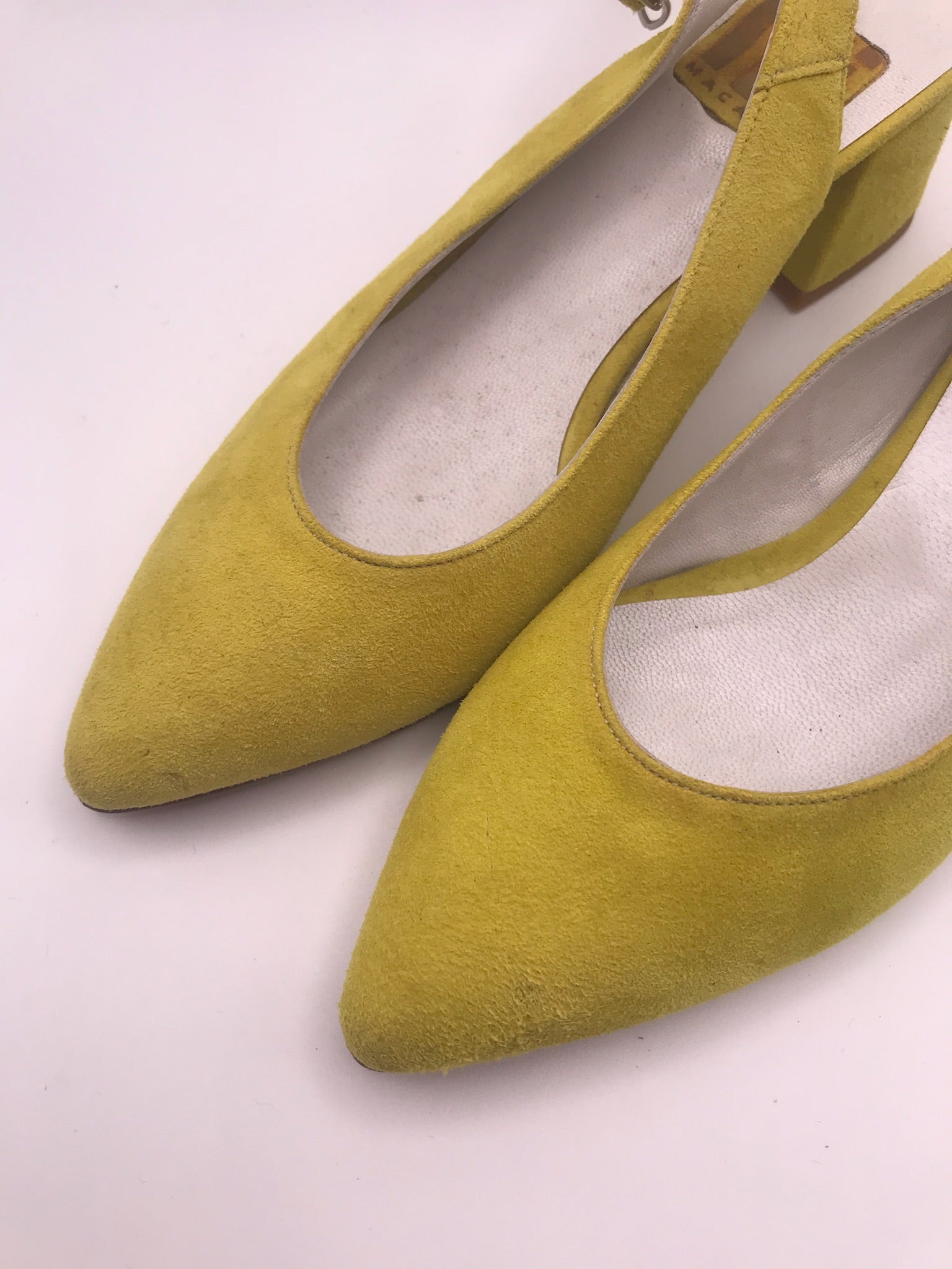 Sapato de senhora slingback em camurça amarelo mostarda Macadi; sapatos de salto médio grosso com biqueira fina e fivela; calçado elegante e confortável para cerimónia ou escritório
