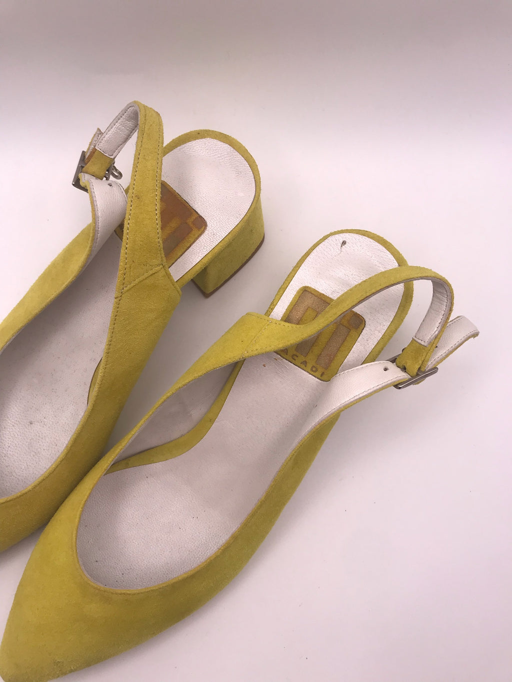 Sapato de senhora slingback em camurça amarelo mostarda Macadi; sapatos de salto médio grosso com biqueira fina e fivela; calçado elegante e confortável para cerimónia ou escritório