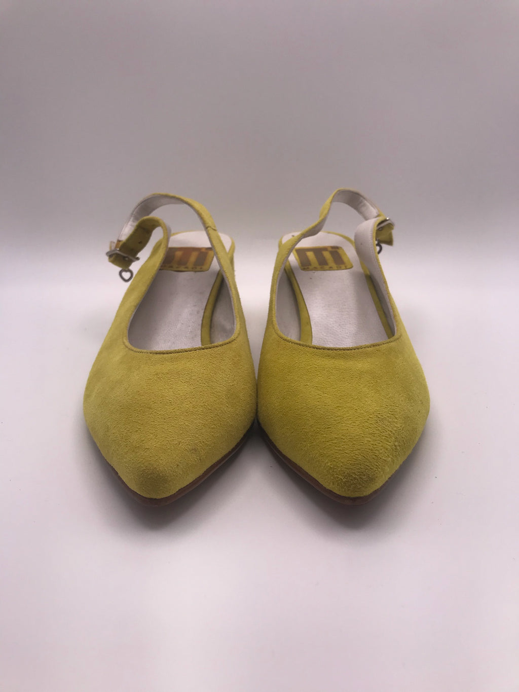 Sapato de senhora slingback em camurça amarelo mostarda Macadi; sapatos de salto médio grosso com biqueira fina e fivela; calçado elegante e confortável para cerimónia ou escritório