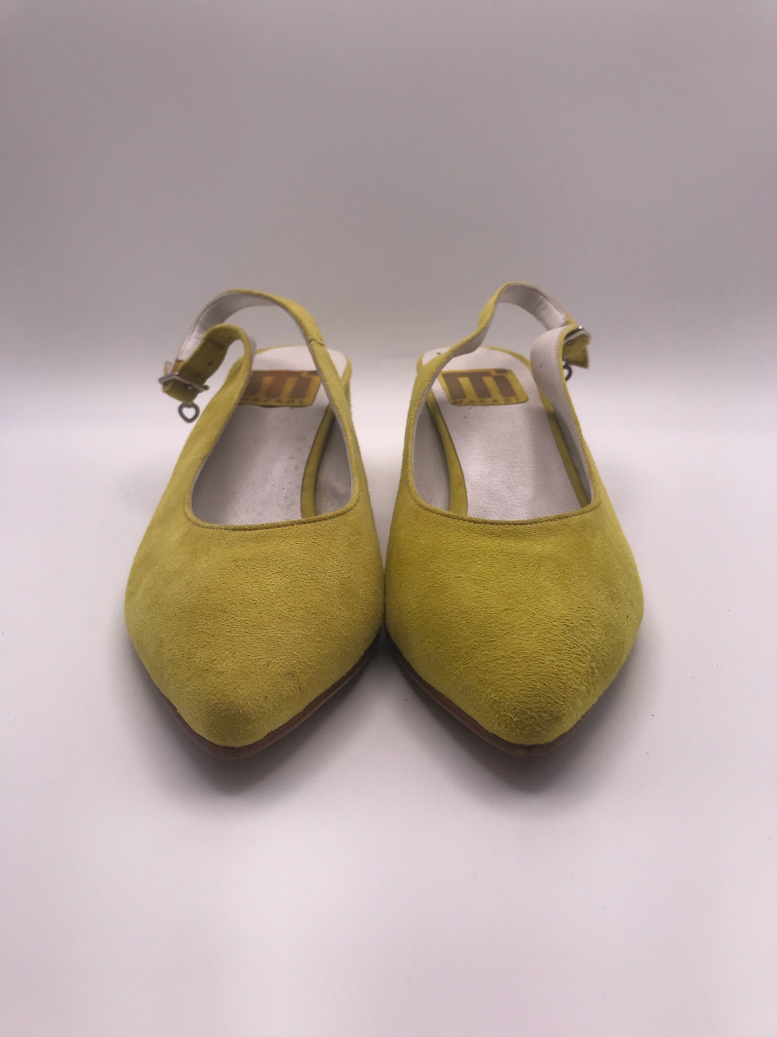 Sapato de senhora slingback em camurça amarelo mostarda Macadi; sapatos de salto médio grosso com biqueira fina e fivela; calçado elegante e confortável para cerimónia ou escritório
