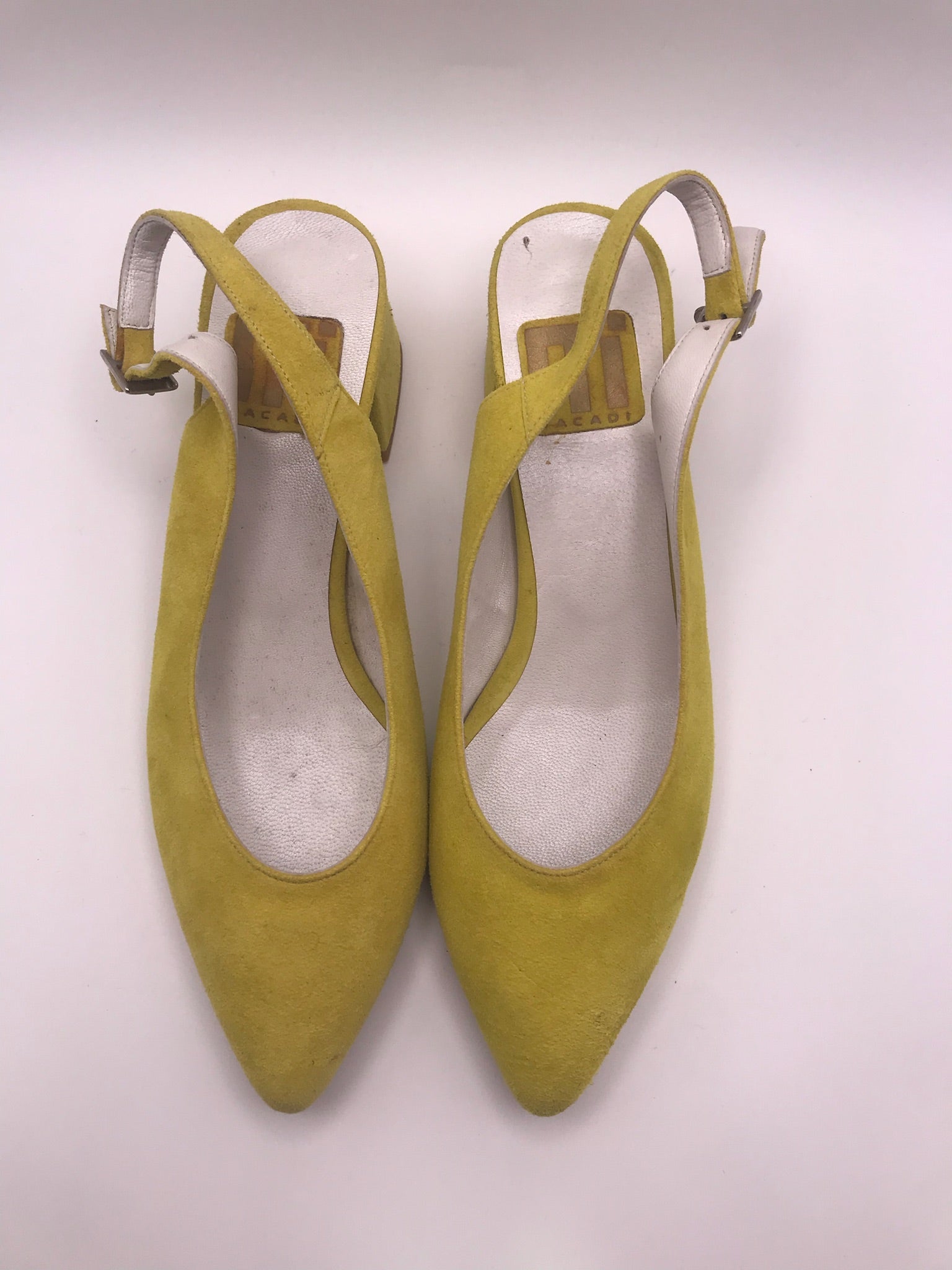 Sapato de senhora slingback em camurça amarelo mostarda Macadi; sapatos de salto médio grosso com biqueira fina e fivela; calçado elegante e confortável para cerimónia ou escritório