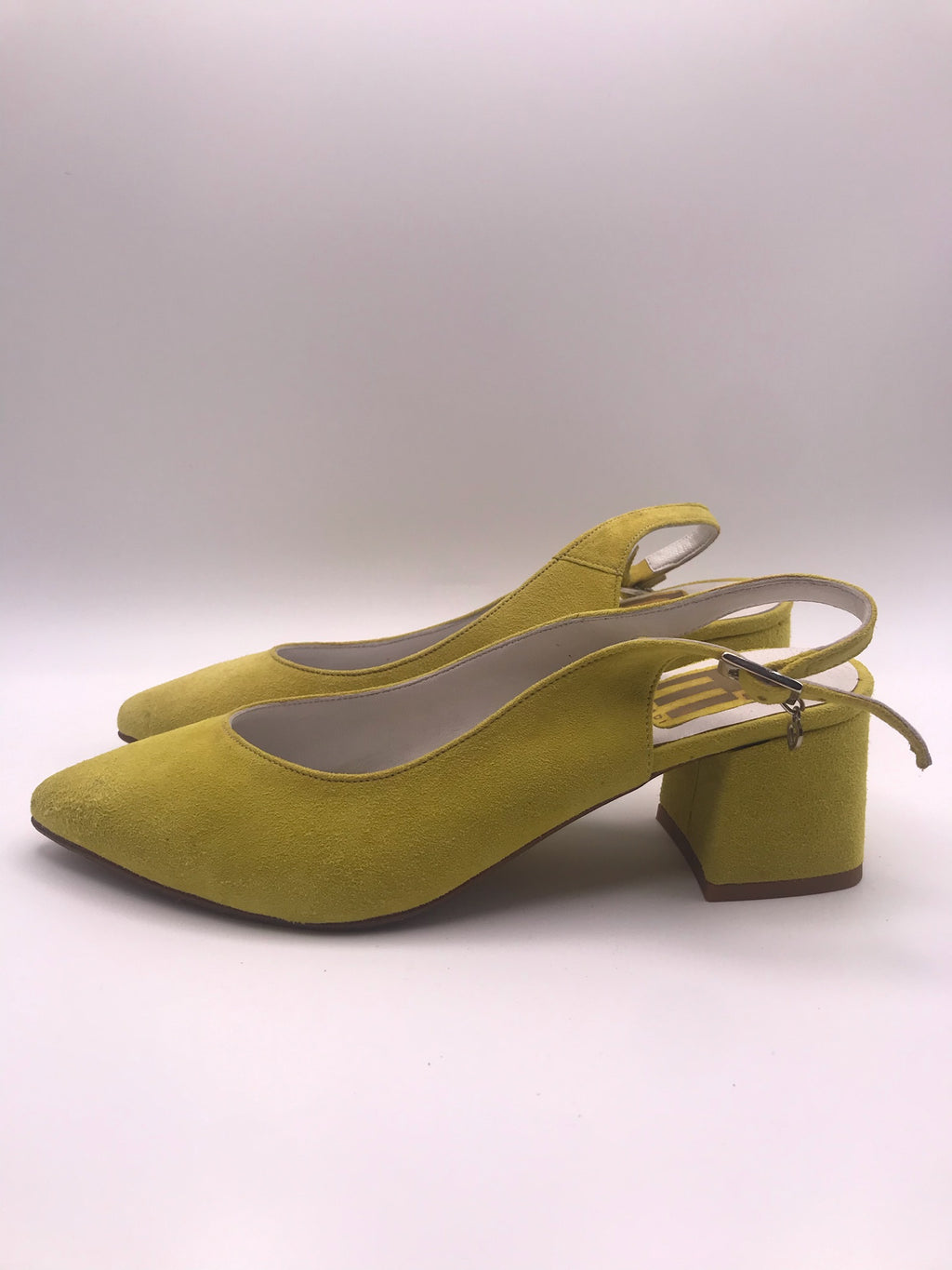 Sapato de senhora slingback em camurça amarelo mostarda Macadi; sapatos de salto médio grosso com biqueira fina e fivela; calçado elegante e confortável para cerimónia ou escritório