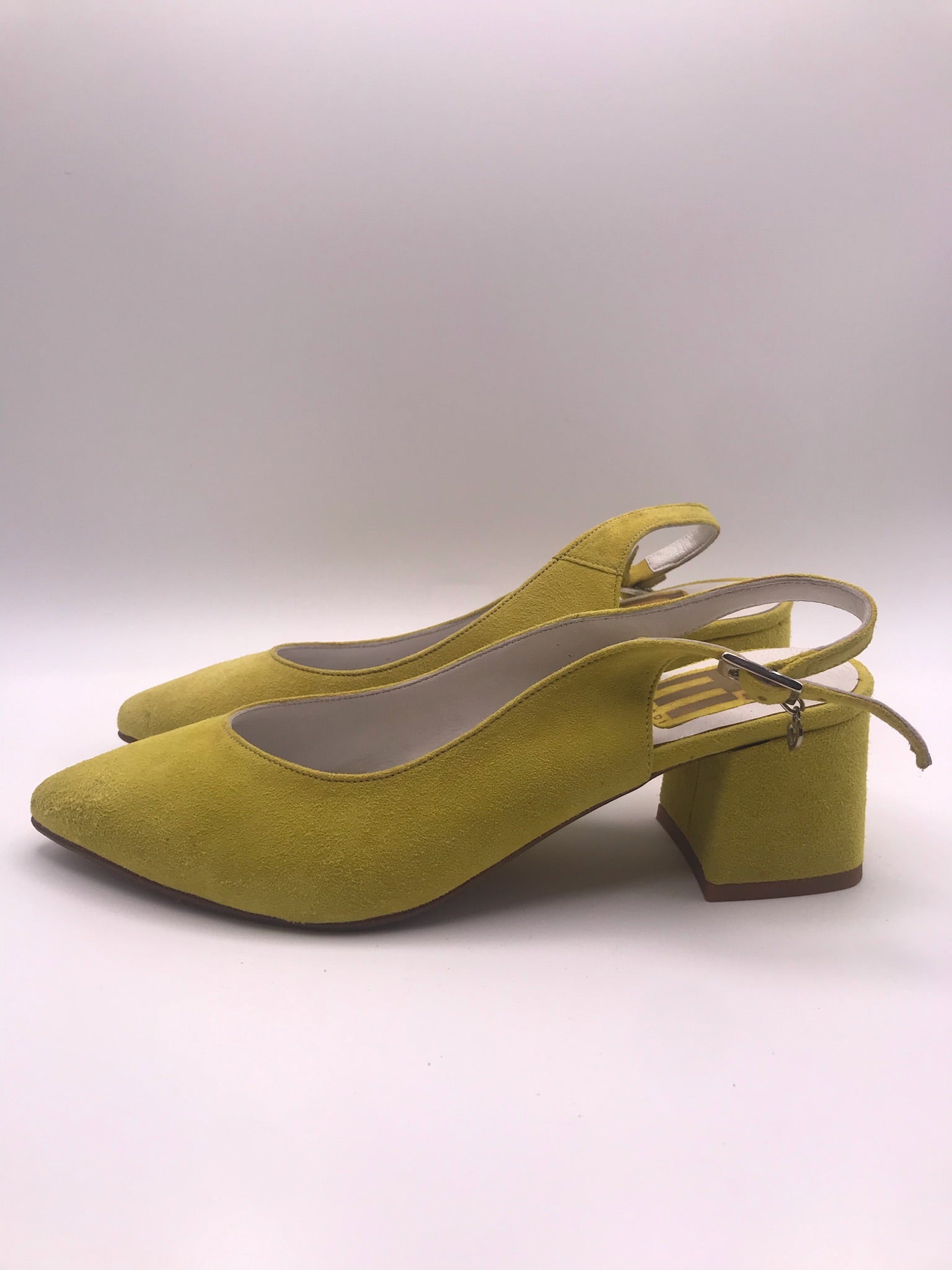 Sapato de senhora slingback em camurça amarelo mostarda Macadi; sapatos de salto médio grosso com biqueira fina e fivela; calçado elegante e confortável para cerimónia ou escritório