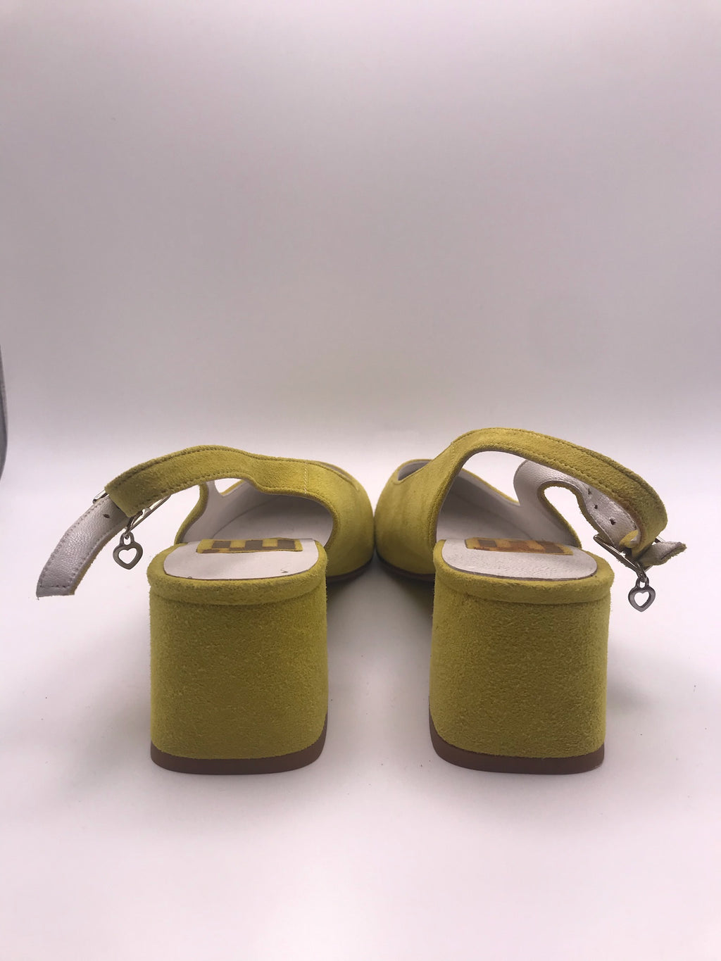 Sapato de senhora slingback em camurça amarelo mostarda Macadi; sapatos de salto médio grosso com biqueira fina e fivela; calçado elegante e confortável para cerimónia ou escritório