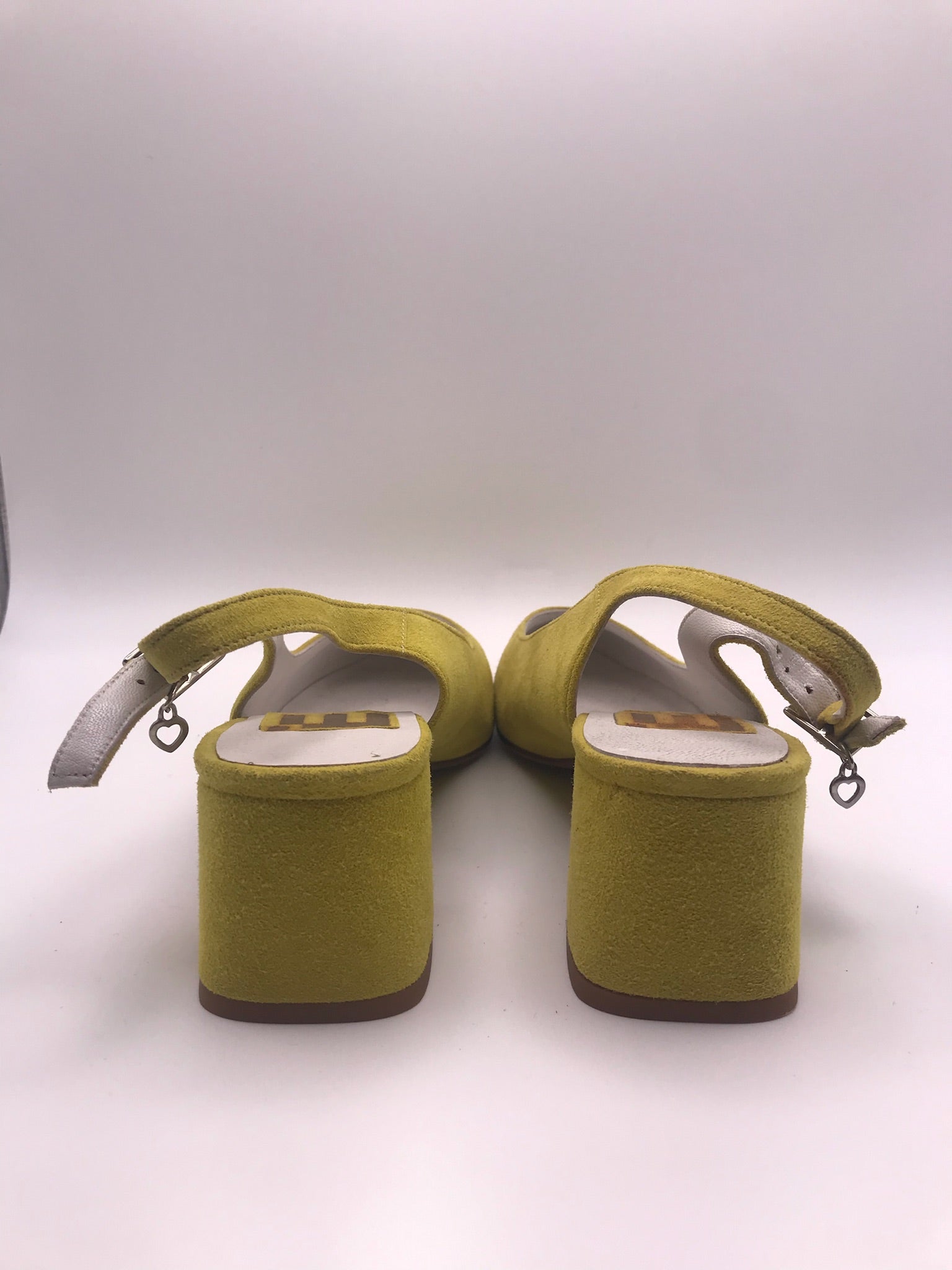 Sapato de senhora slingback em camurça amarelo mostarda Macadi; sapatos de salto médio grosso com biqueira fina e fivela; calçado elegante e confortável para cerimónia ou escritório