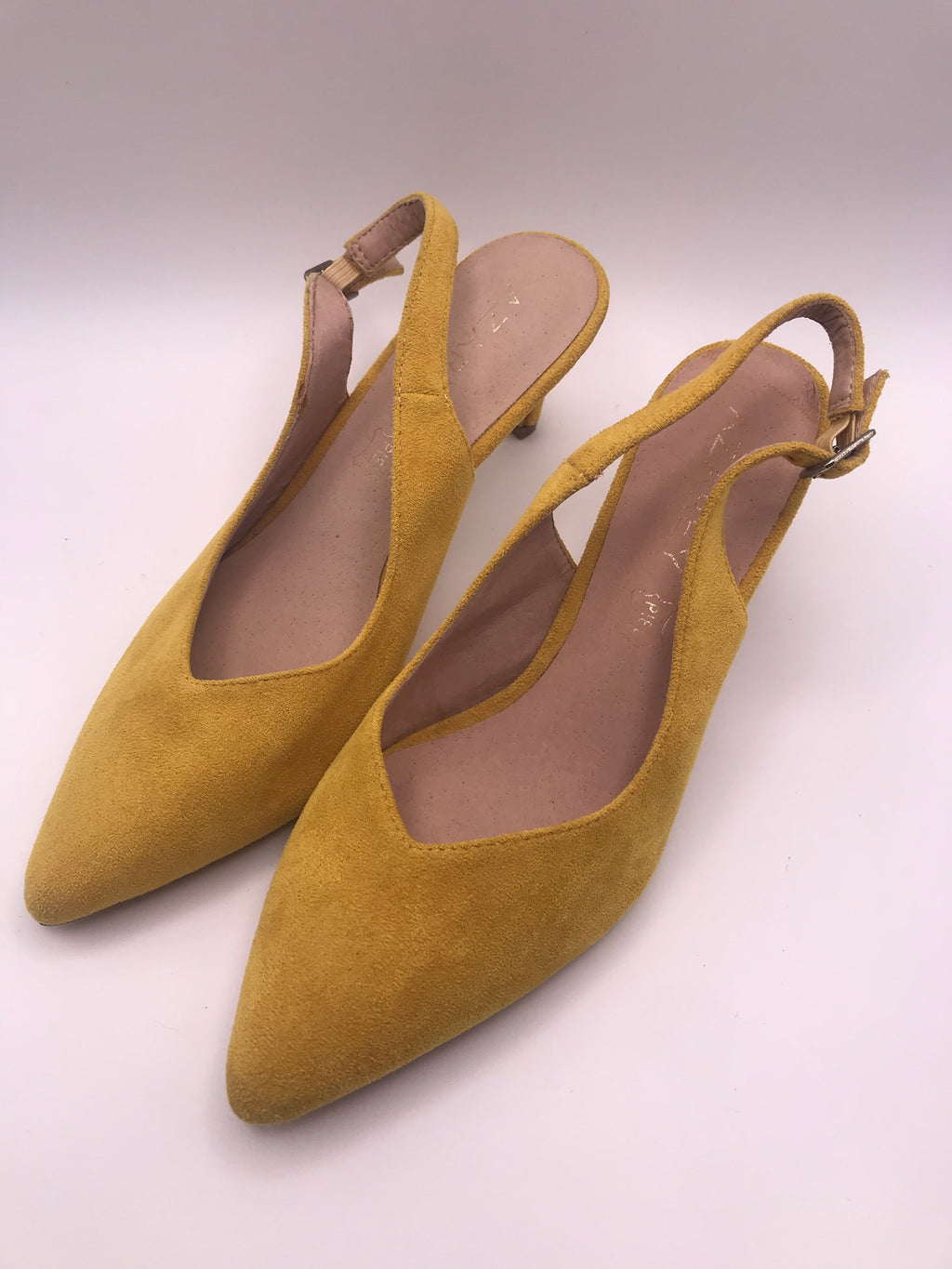 Sapatos de senhora slingback em camurça amarelo torrado Azarey; sapatos de salto agulha médio com biqueira fina e fivela; calçado elegante para cerimónia ou eventos sociais