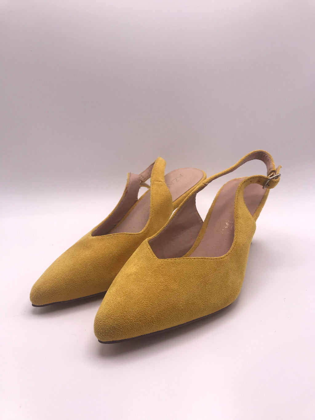 Sapatos de senhora slingback em camurça amarelo torrado Azarey; sapatos de salto agulha médio com biqueira fina e fivela; calçado elegante para cerimónia ou eventos sociais