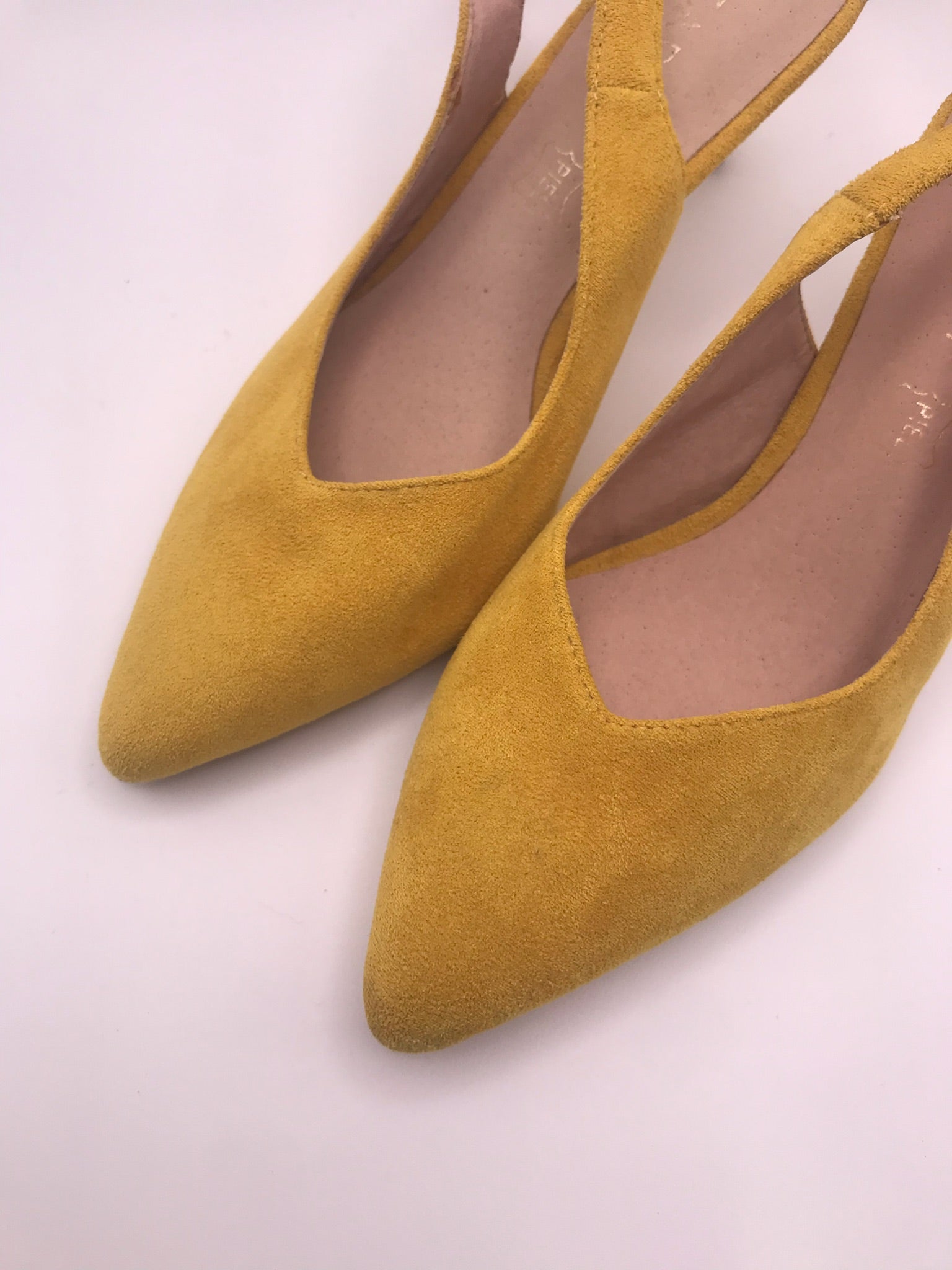 Sapatos de senhora slingback em camurça amarelo torrado Azarey; sapatos de salto agulha médio com biqueira fina e fivela; calçado elegante para cerimónia ou eventos sociais