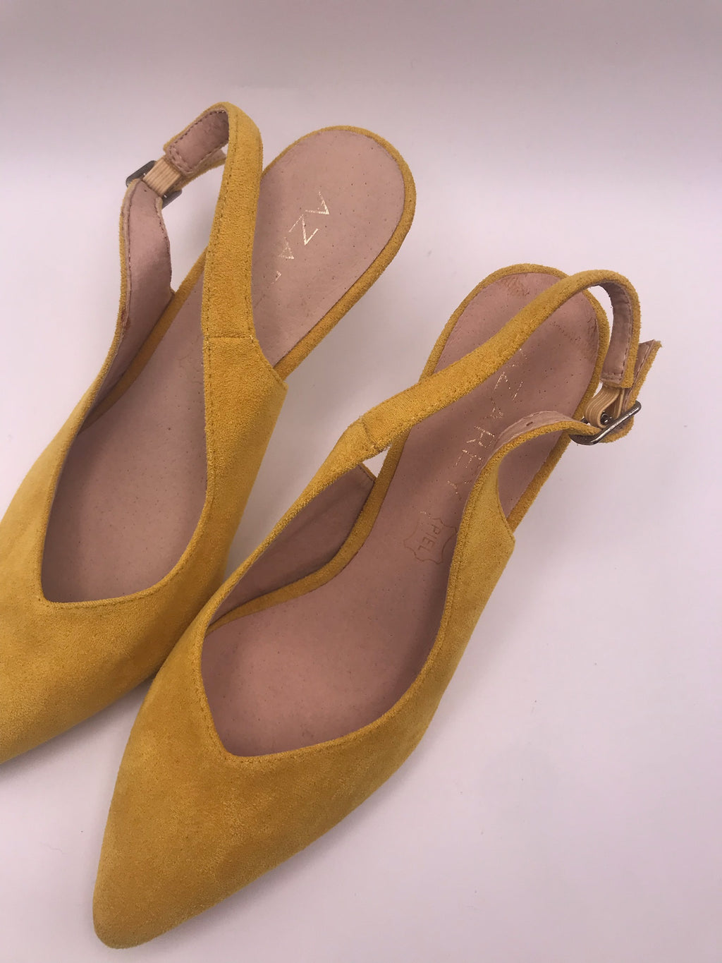 Sapatos de senhora slingback em camurça amarelo torrado Azarey; sapatos de salto agulha médio com biqueira fina e fivela; calçado elegante para cerimónia ou eventos sociais