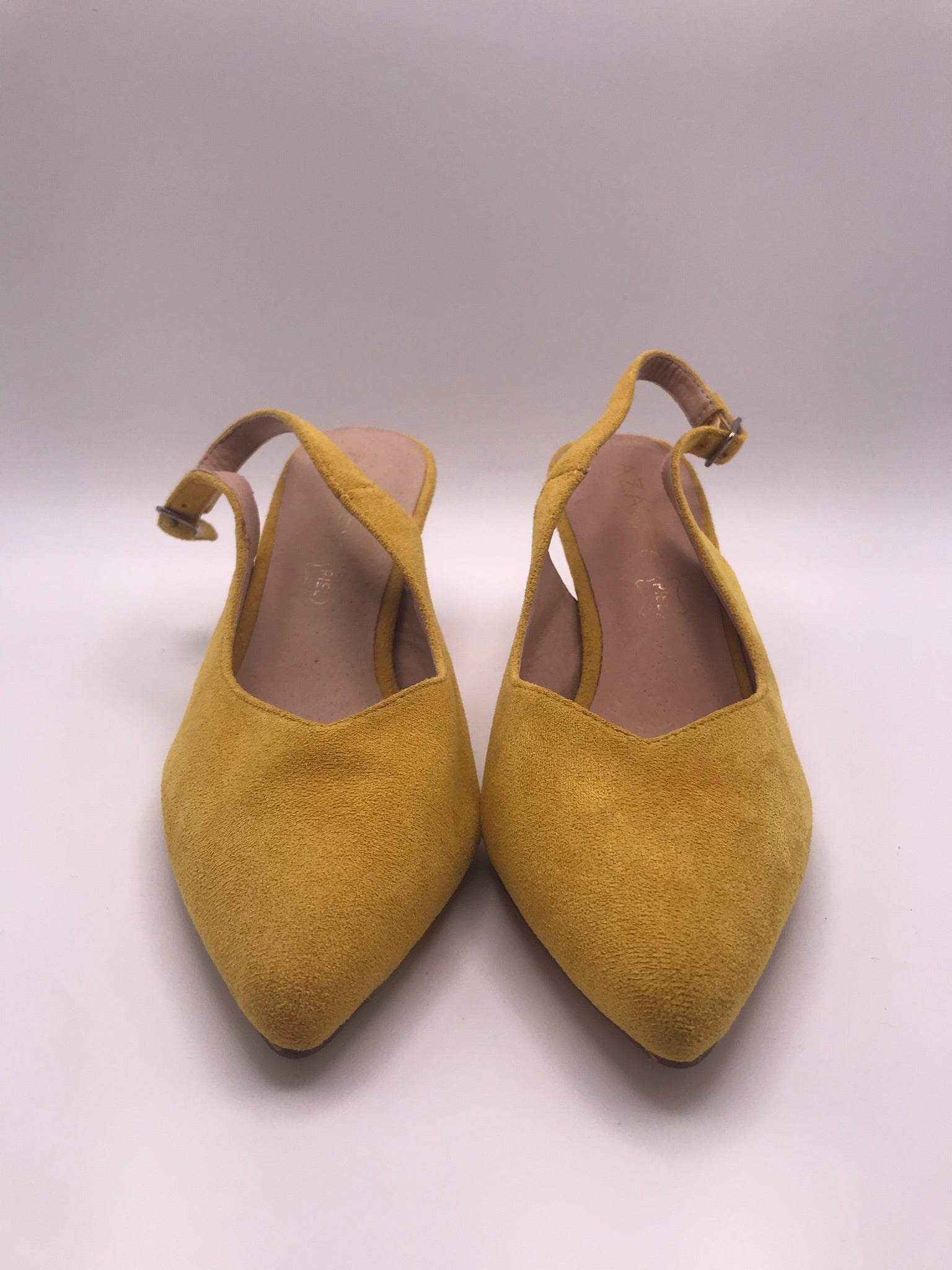 Sapatos de senhora slingback em camurça amarelo torrado Azarey; sapatos de salto agulha médio com biqueira fina e fivela; calçado elegante para cerimónia ou eventos sociais