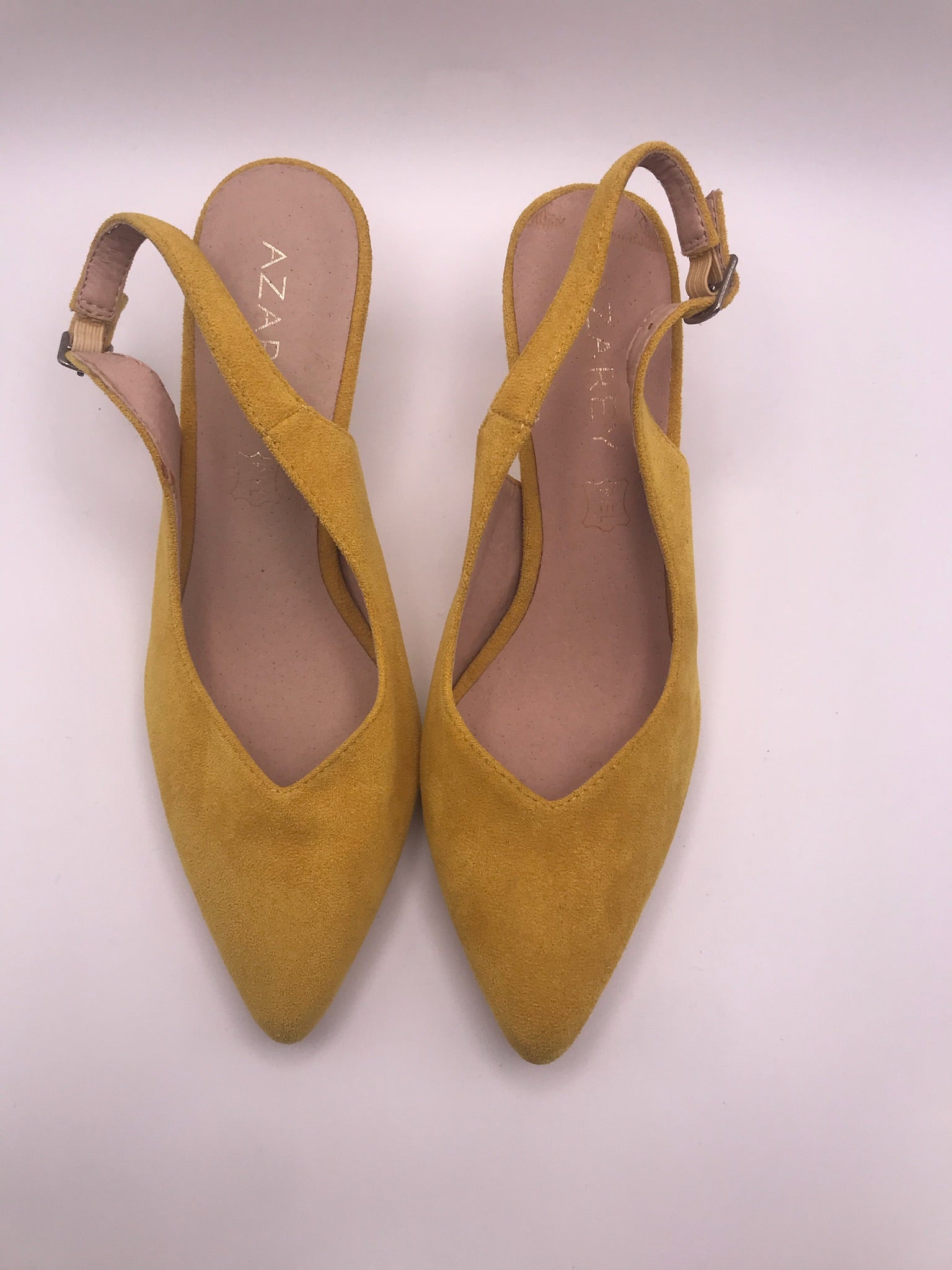 Sapatos de senhora slingback em camurça amarelo torrado Azarey; sapatos de salto agulha médio com biqueira fina e fivela; calçado elegante para cerimónia ou eventos sociais