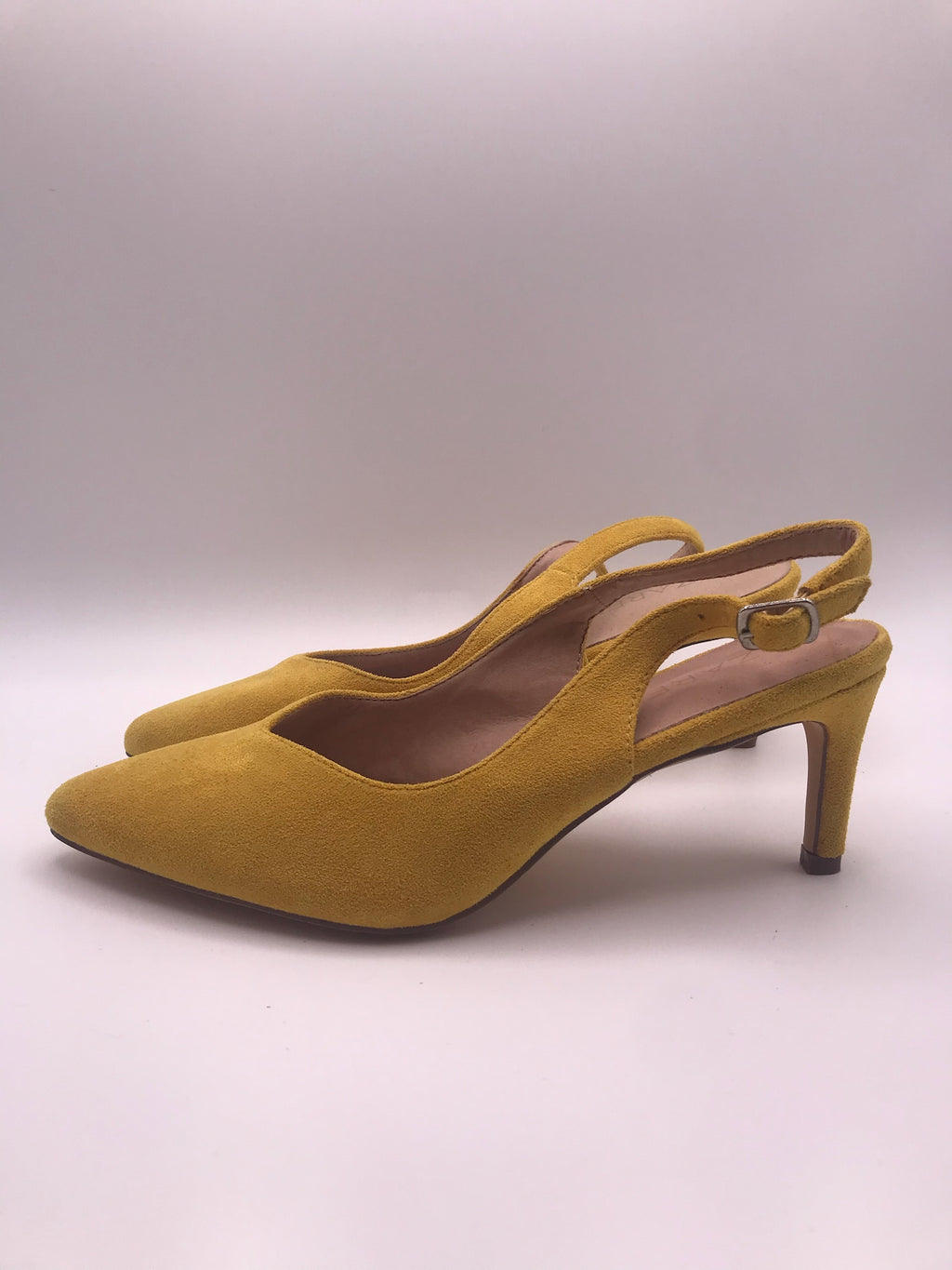 Sapatos de senhora slingback em camurça amarelo torrado Azarey; sapatos de salto agulha médio com biqueira fina e fivela; calçado elegante para cerimónia ou eventos sociais