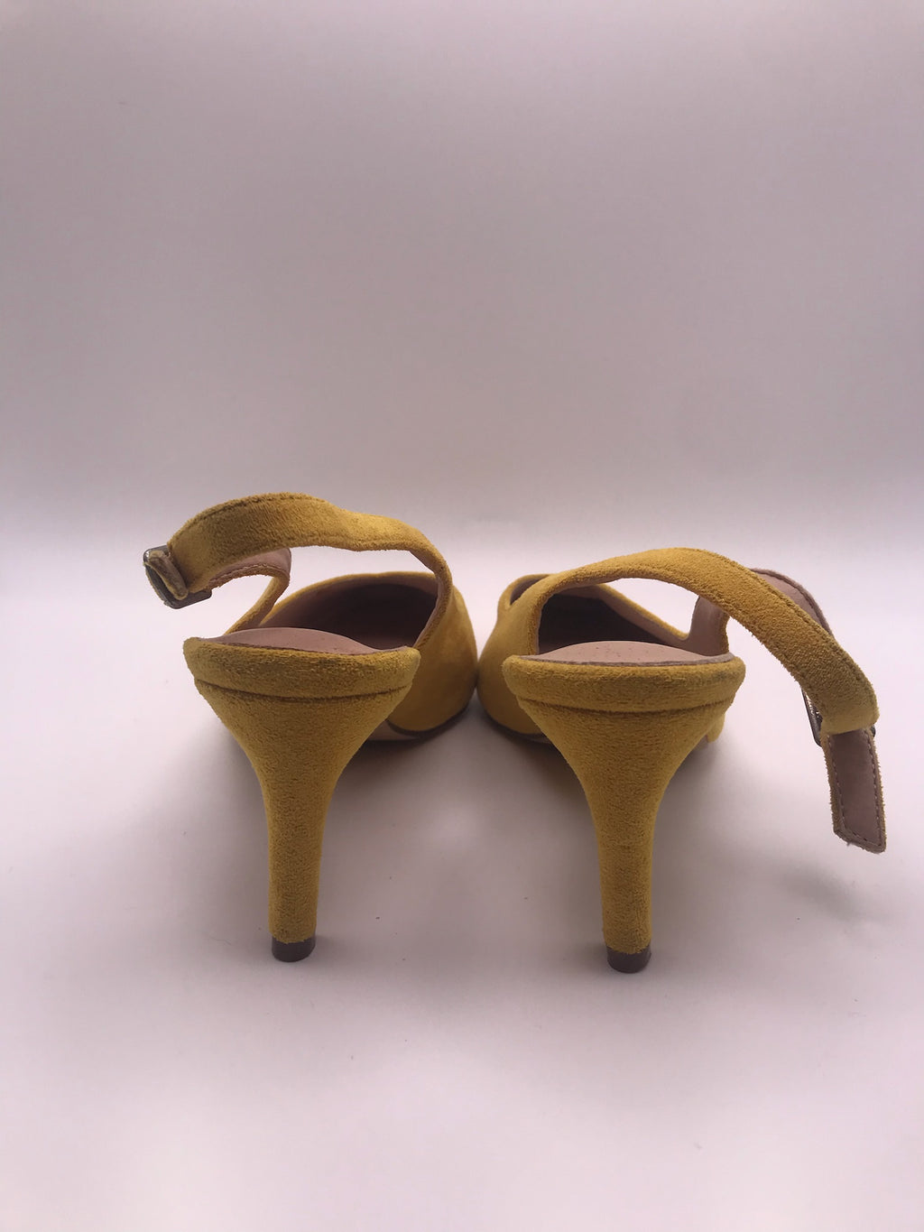 Sapatos de senhora slingback em camurça amarelo torrado Azarey; sapatos de salto agulha médio com biqueira fina e fivela; calçado elegante para cerimónia ou eventos sociais