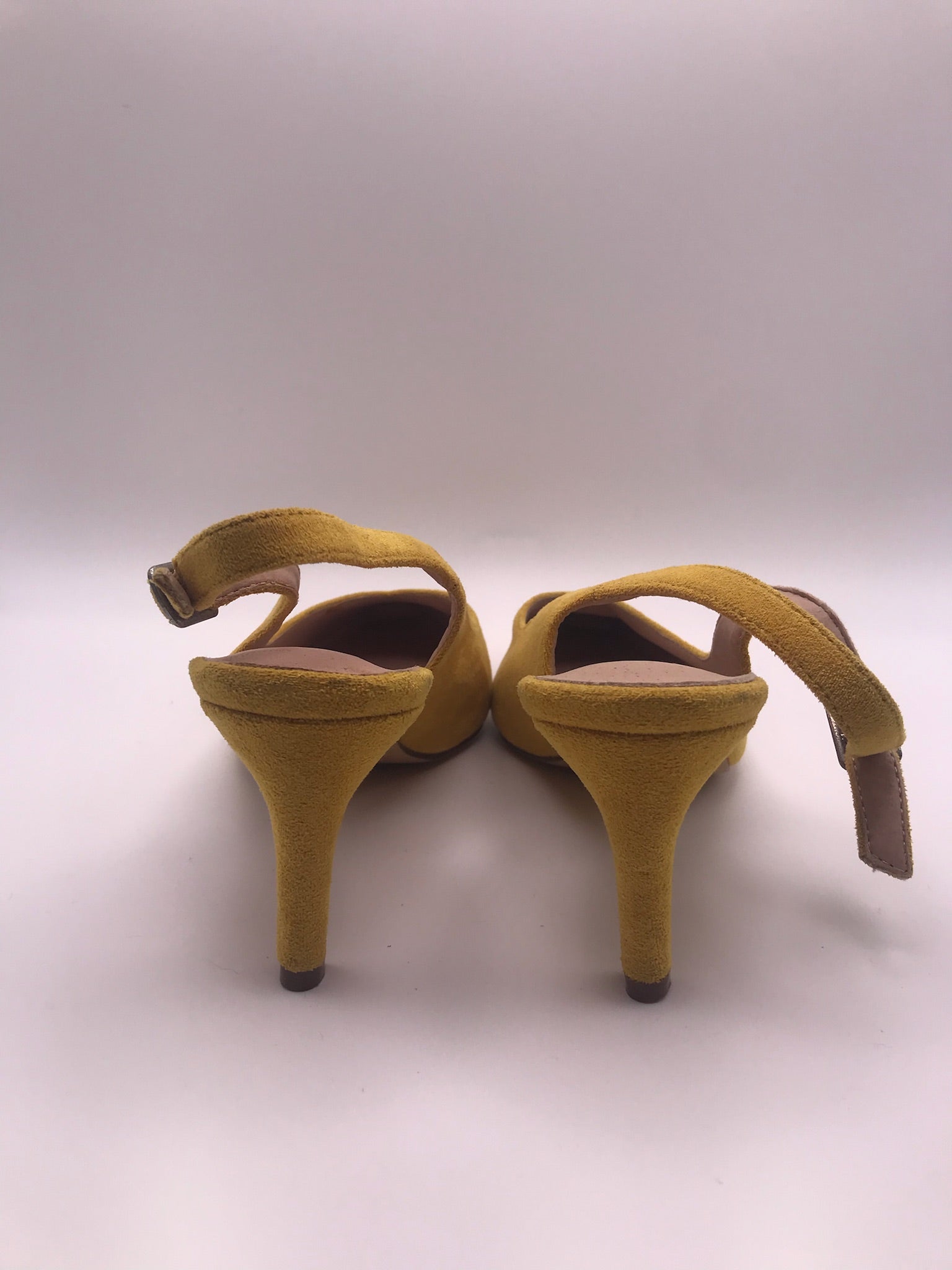 Sapatos de senhora slingback em camurça amarelo torrado Azarey; sapatos de salto agulha médio com biqueira fina e fivela; calçado elegante para cerimónia ou eventos sociais