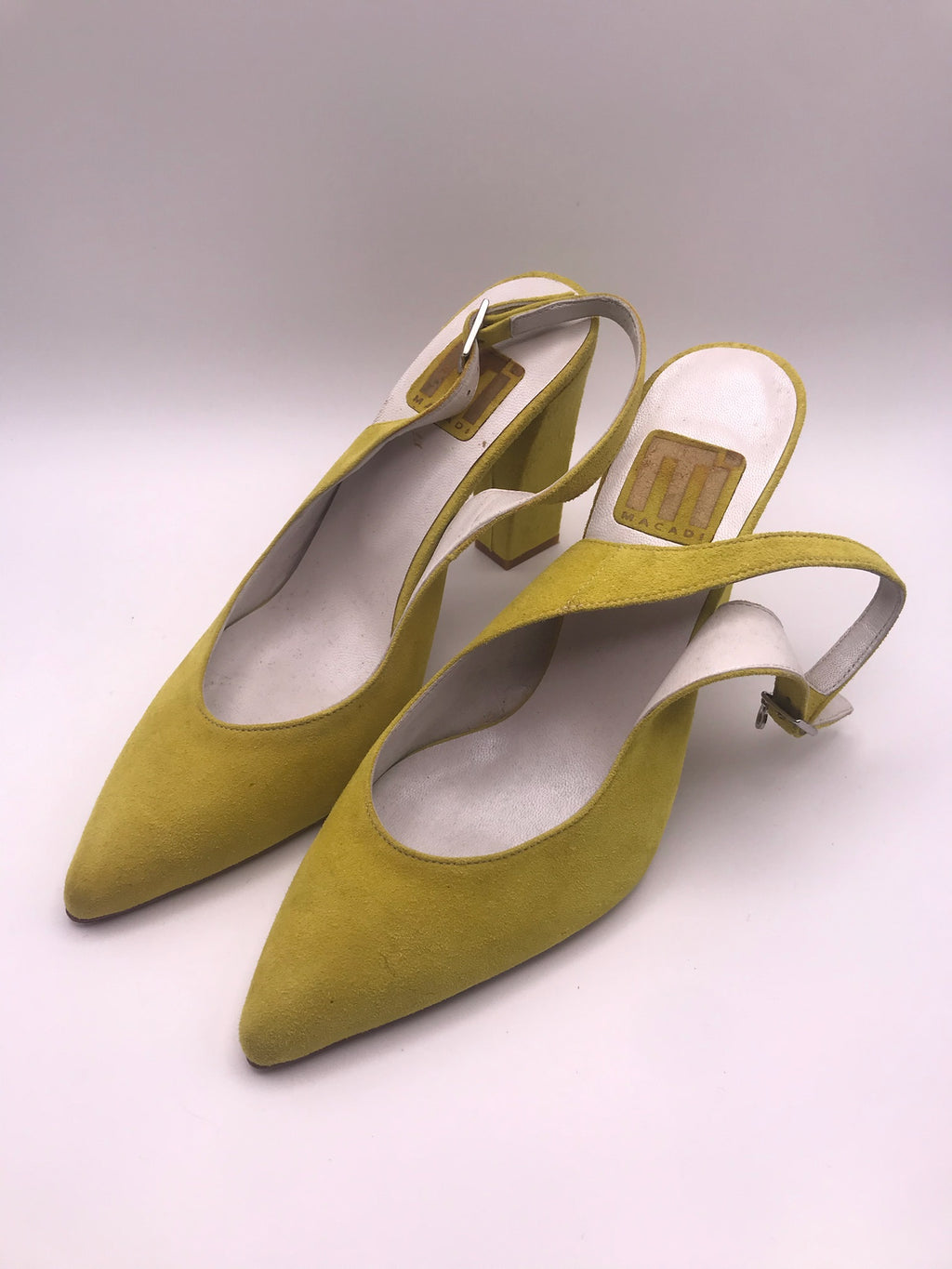 Sapato de Salto Alto Médio Grosso Feminino Macadi; Sandália Slingback em Camurça Amarela com Bico Fino; Calçado Elegante de Festa e Casual para Mulher