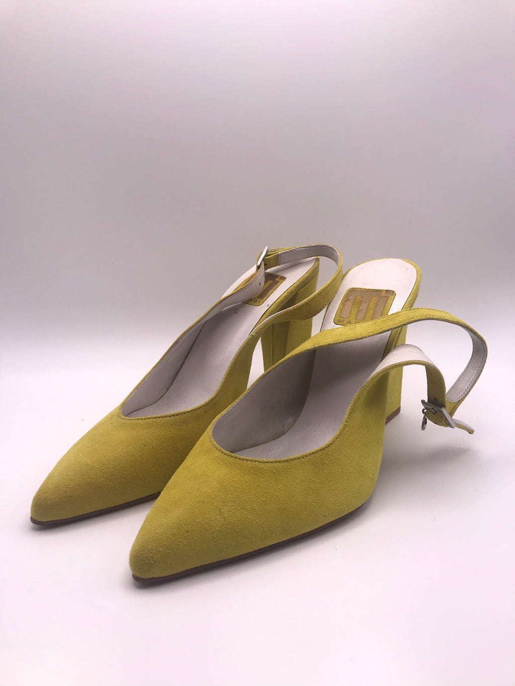 Sapato de Salto Alto Médio Grosso Feminino Macadi; Sandália Slingback em Camurça Amarela com Bico Fino; Calçado Elegante de Festa e Casual para Mulher