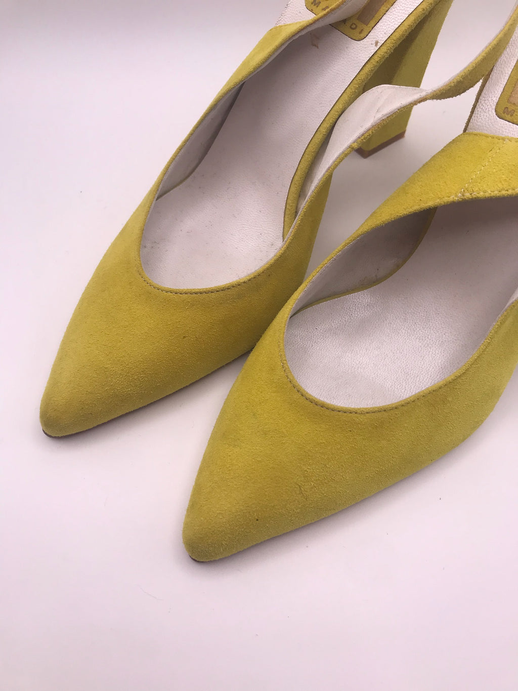 Sapato de Salto Alto Médio Grosso Feminino Macadi; Sandália Slingback em Camurça Amarela com Bico Fino; Calçado Elegante de Festa e Casual para Mulher