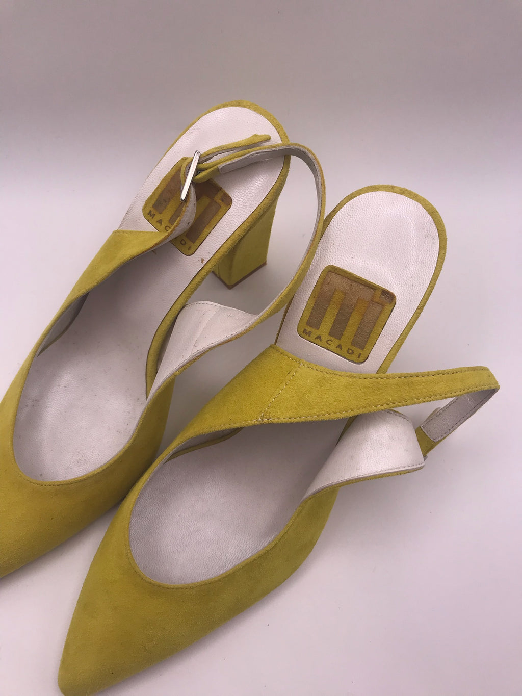 Sapato de Salto Alto Médio Grosso Feminino Macadi; Sandália Slingback em Camurça Amarela com Bico Fino; Calçado Elegante de Festa e Casual para Mulher