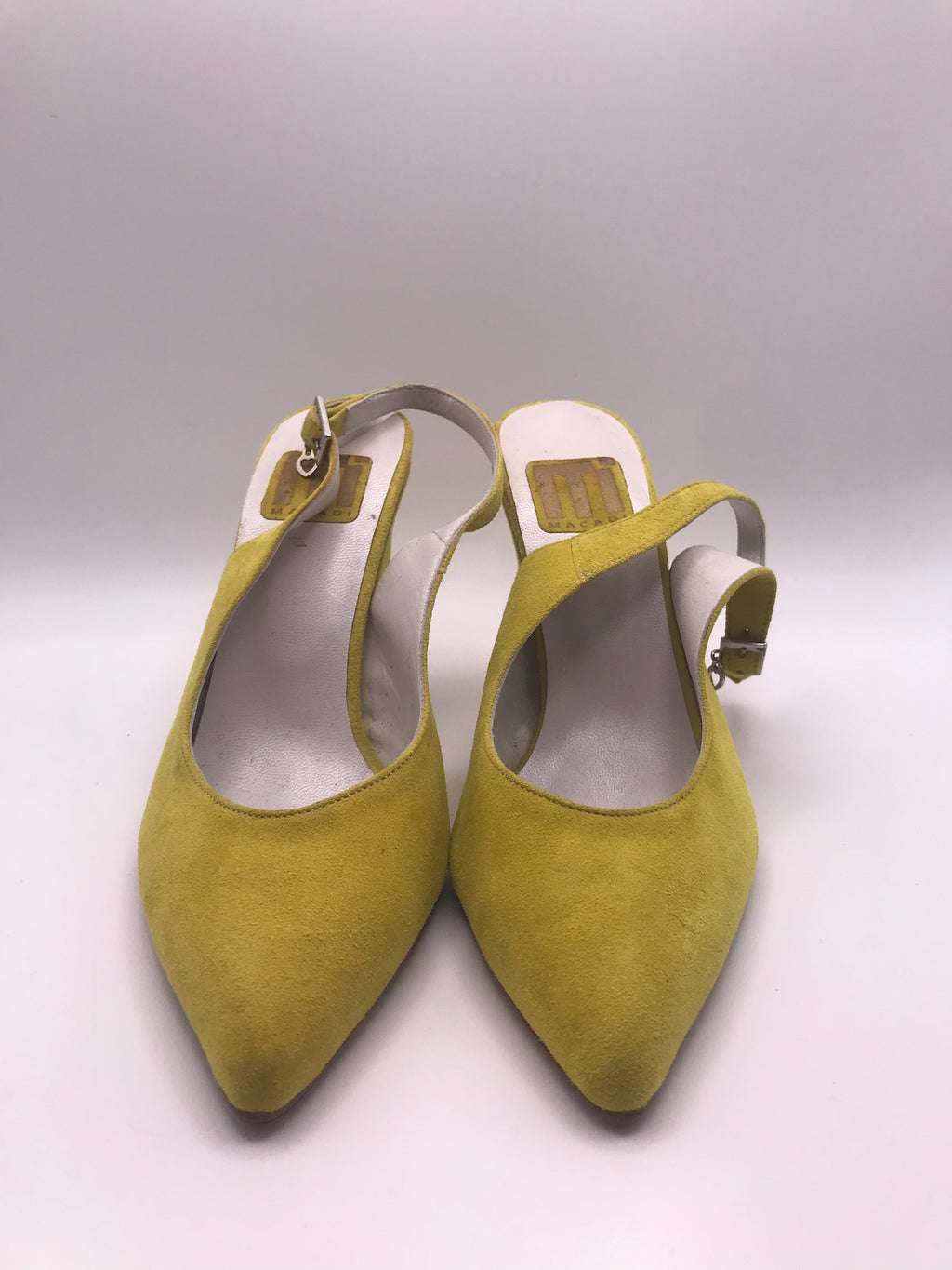 Sapato de Salto Alto Médio Grosso Feminino Macadi; Sandália Slingback em Camurça Amarela com Bico Fino; Calçado Elegante de Festa e Casual para Mulher