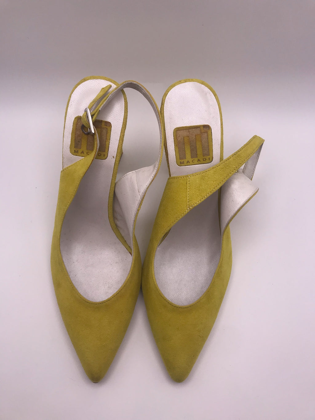 Sapato de Salto Alto Médio Grosso Feminino Macadi; Sandália Slingback em Camurça Amarela com Bico Fino; Calçado Elegante de Festa e Casual para Mulher