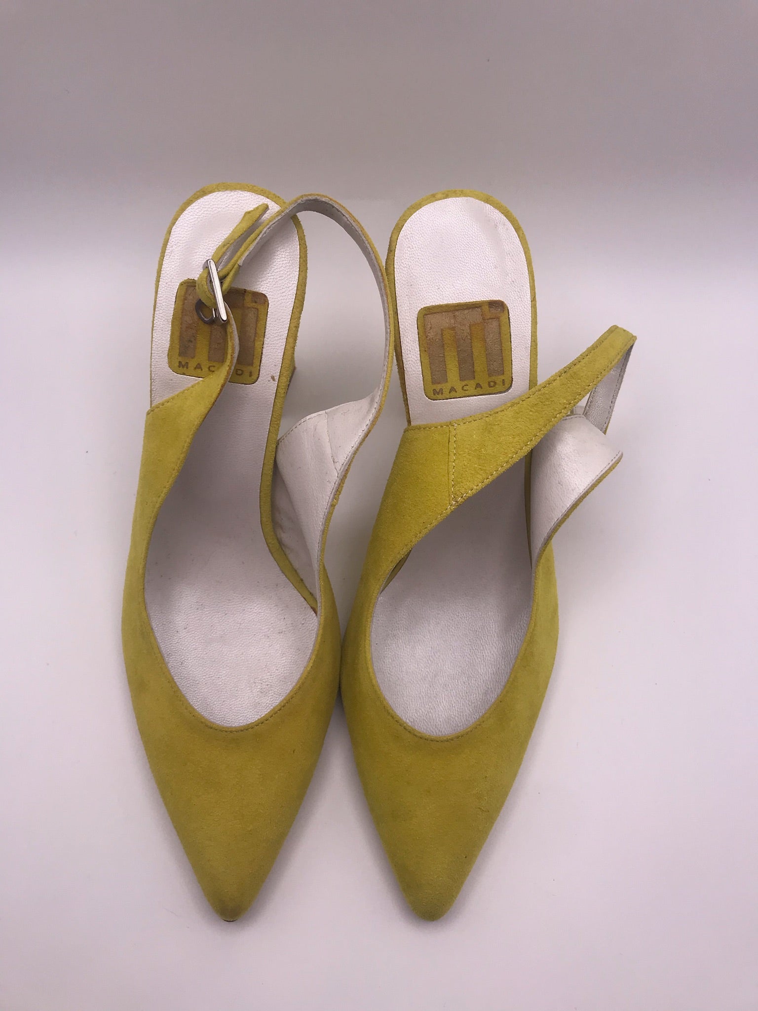 Sapato de Salto Alto Médio Grosso Feminino Macadi; Sandália Slingback em Camurça Amarela com Bico Fino; Calçado Elegante de Festa e Casual para Mulher