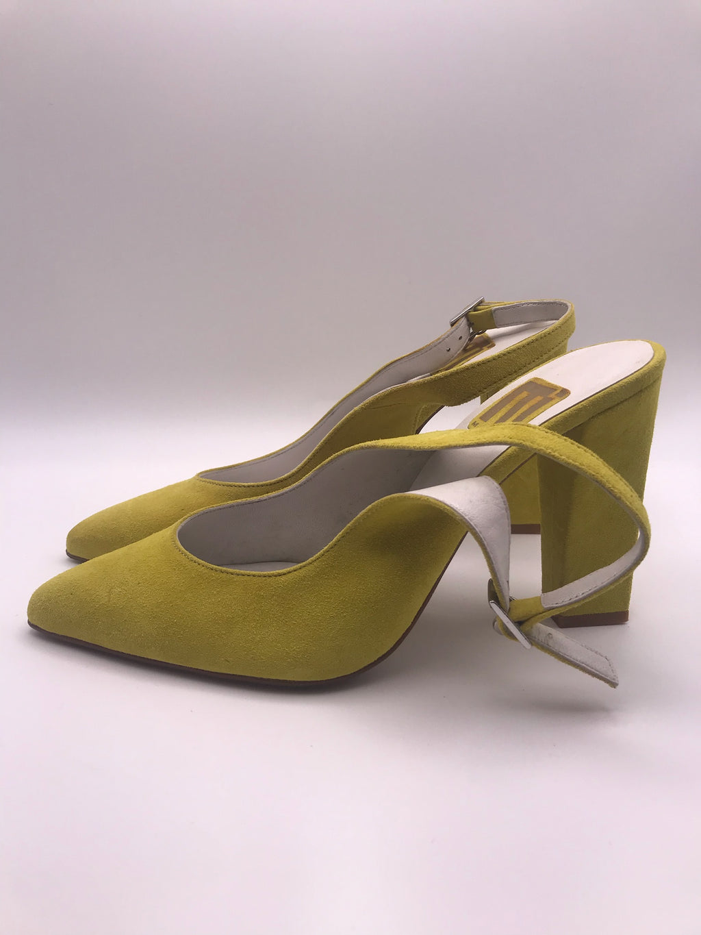 Sapato de Salto Alto Médio Grosso Feminino Macadi; Sandália Slingback em Camurça Amarela com Bico Fino; Calçado Elegante de Festa e Casual para Mulher