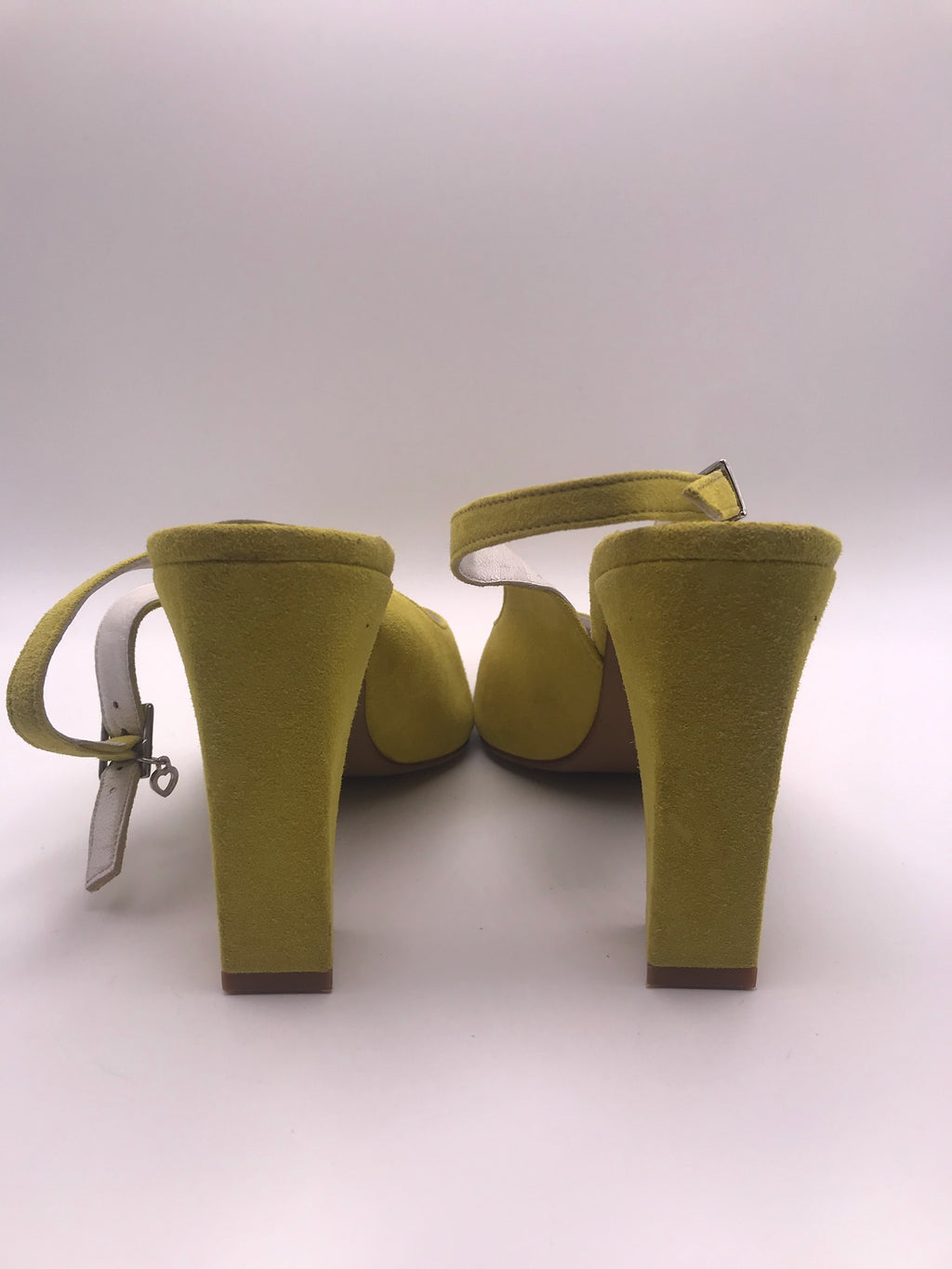 Sapato de Salto Alto Médio Grosso Feminino Macadi; Sandália Slingback em Camurça Amarela com Bico Fino; Calçado Elegante de Festa e Casual para Mulher