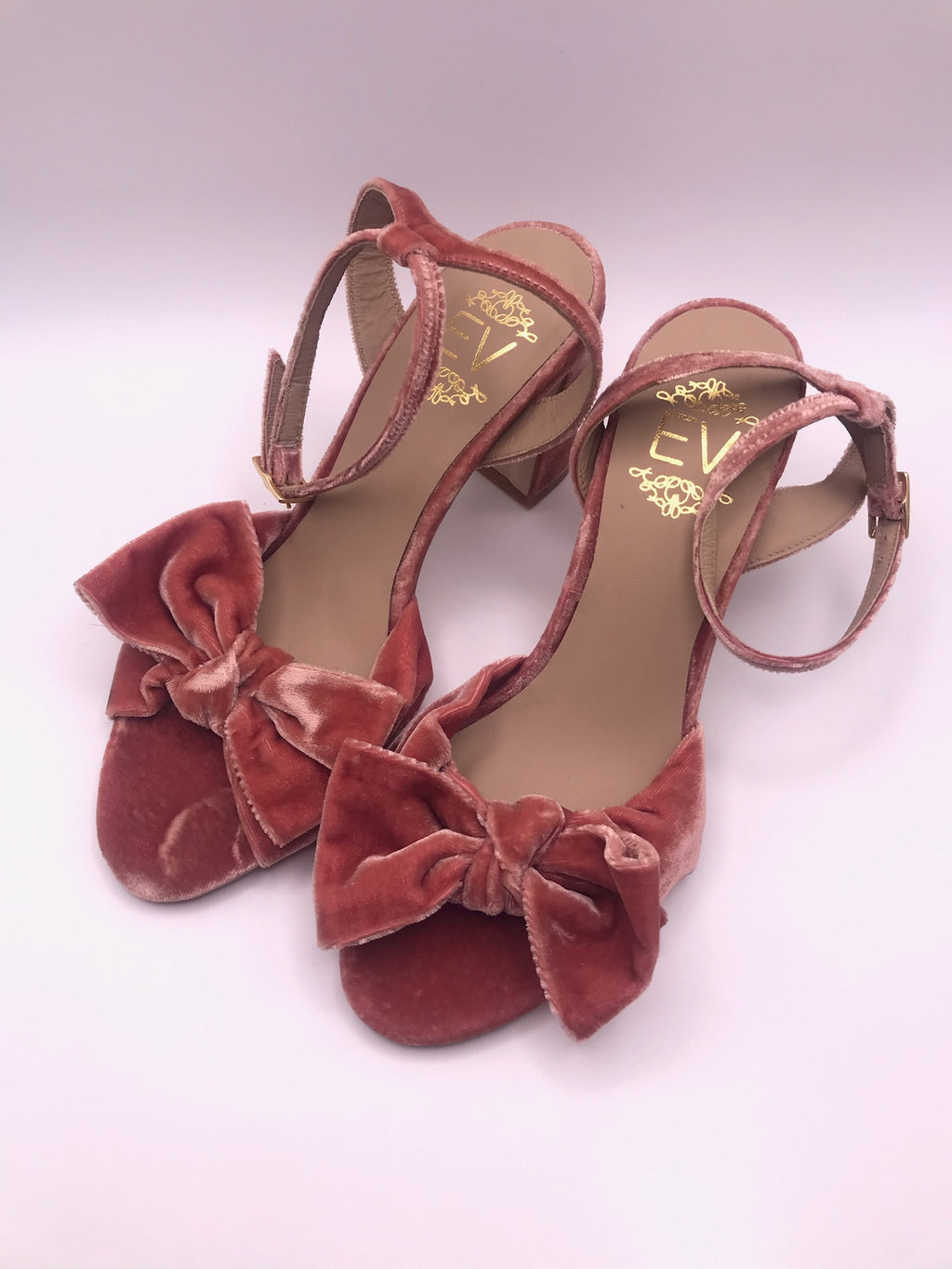 Sandálias de Salto Médio em Veludo Rosa com Laço Frontal EV; Sapatos de Festa Elegantes com Fivela no Tornozelo; Calçado Feminino Confortável para Cerimónias e Eventos