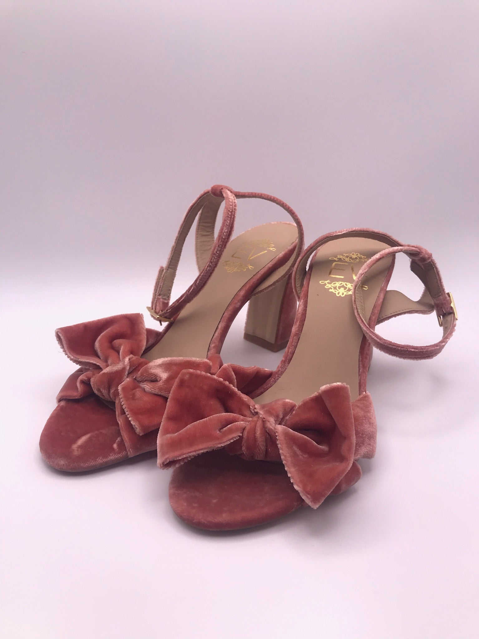 Sandálias de Salto Médio em Veludo Rosa com Laço Frontal EV; Sapatos de Festa Elegantes com Fivela no Tornozelo; Calçado Feminino Confortável para Cerimónias e Eventos