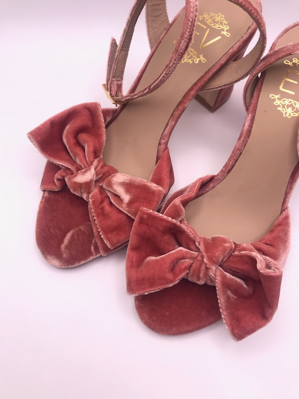 Sandálias de Salto Médio em Veludo Rosa com Laço Frontal EV; Sapatos de Festa Elegantes com Fivela no Tornozelo; Calçado Feminino Confortável para Cerimónias e Eventos
