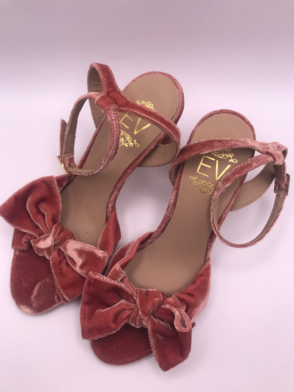 Sandálias de Salto Médio em Veludo Rosa com Laço Frontal EV; Sapatos de Festa Elegantes com Fivela no Tornozelo; Calçado Feminino Confortável para Cerimónias e Eventos