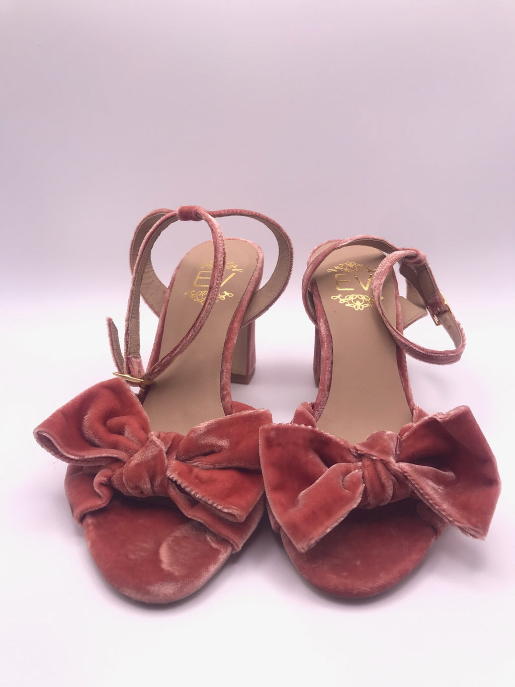 Sandálias de Salto Médio em Veludo Rosa com Laço Frontal EV; Sapatos de Festa Elegantes com Fivela no Tornozelo; Calçado Feminino Confortável para Cerimónias e Eventos
