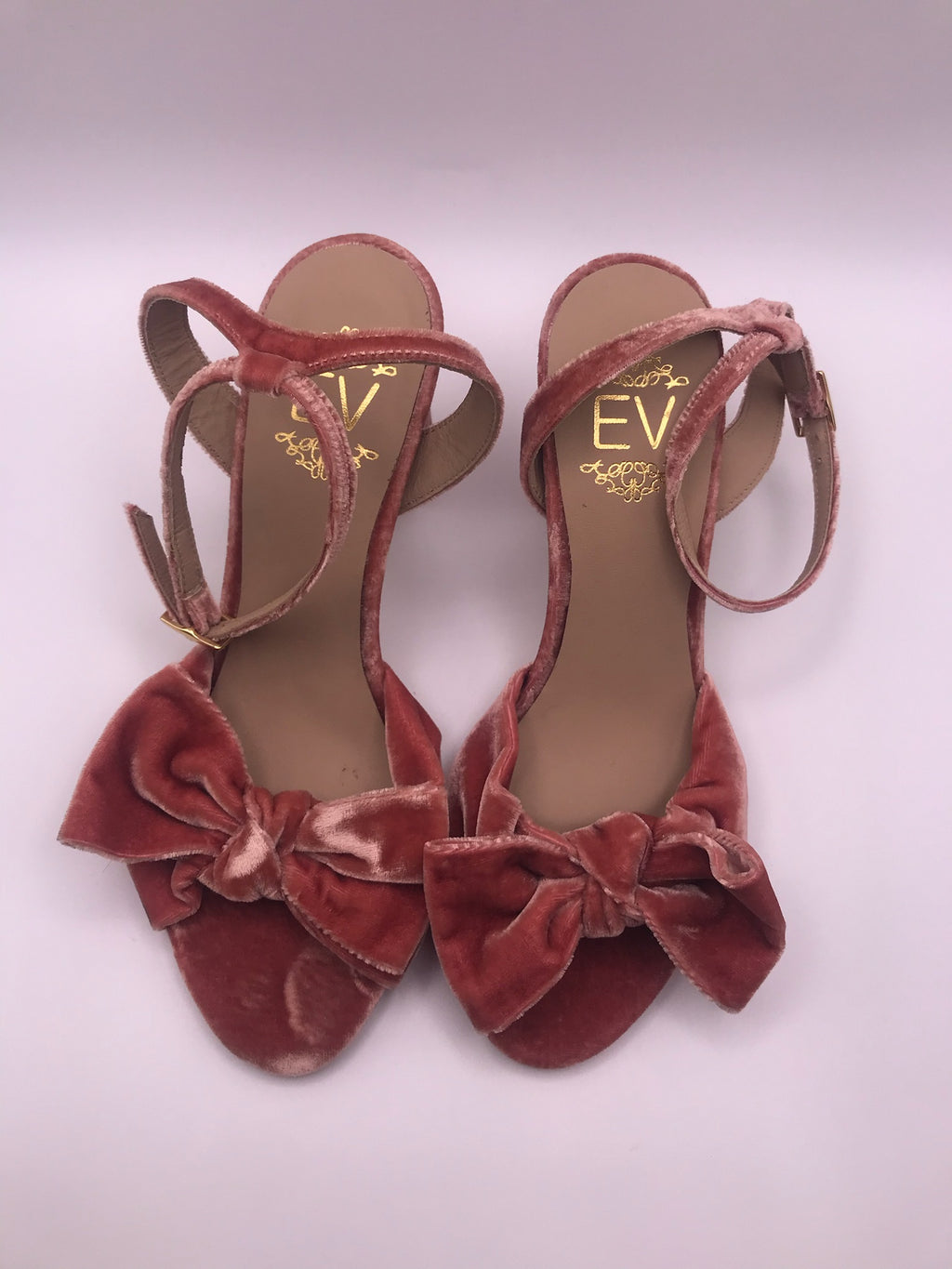 Sandálias de Salto Médio em Veludo Rosa com Laço Frontal EV; Sapatos de Festa Elegantes com Fivela no Tornozelo; Calçado Feminino Confortável para Cerimónias e Eventos