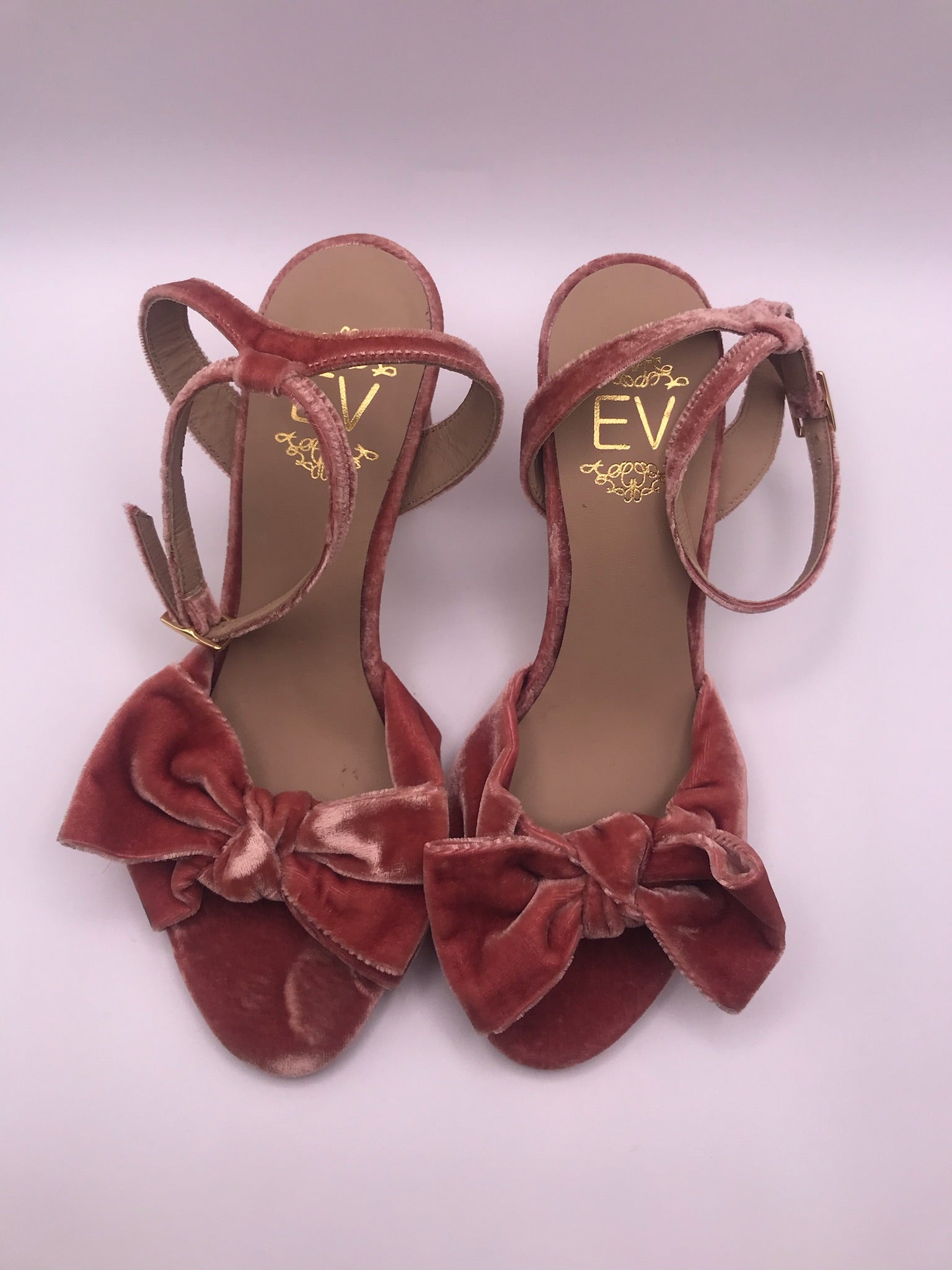 Sandálias de Salto Médio em Veludo Rosa com Laço Frontal EV; Sapatos de Festa Elegantes com Fivela no Tornozelo; Calçado Feminino Confortável para Cerimónias e Eventos