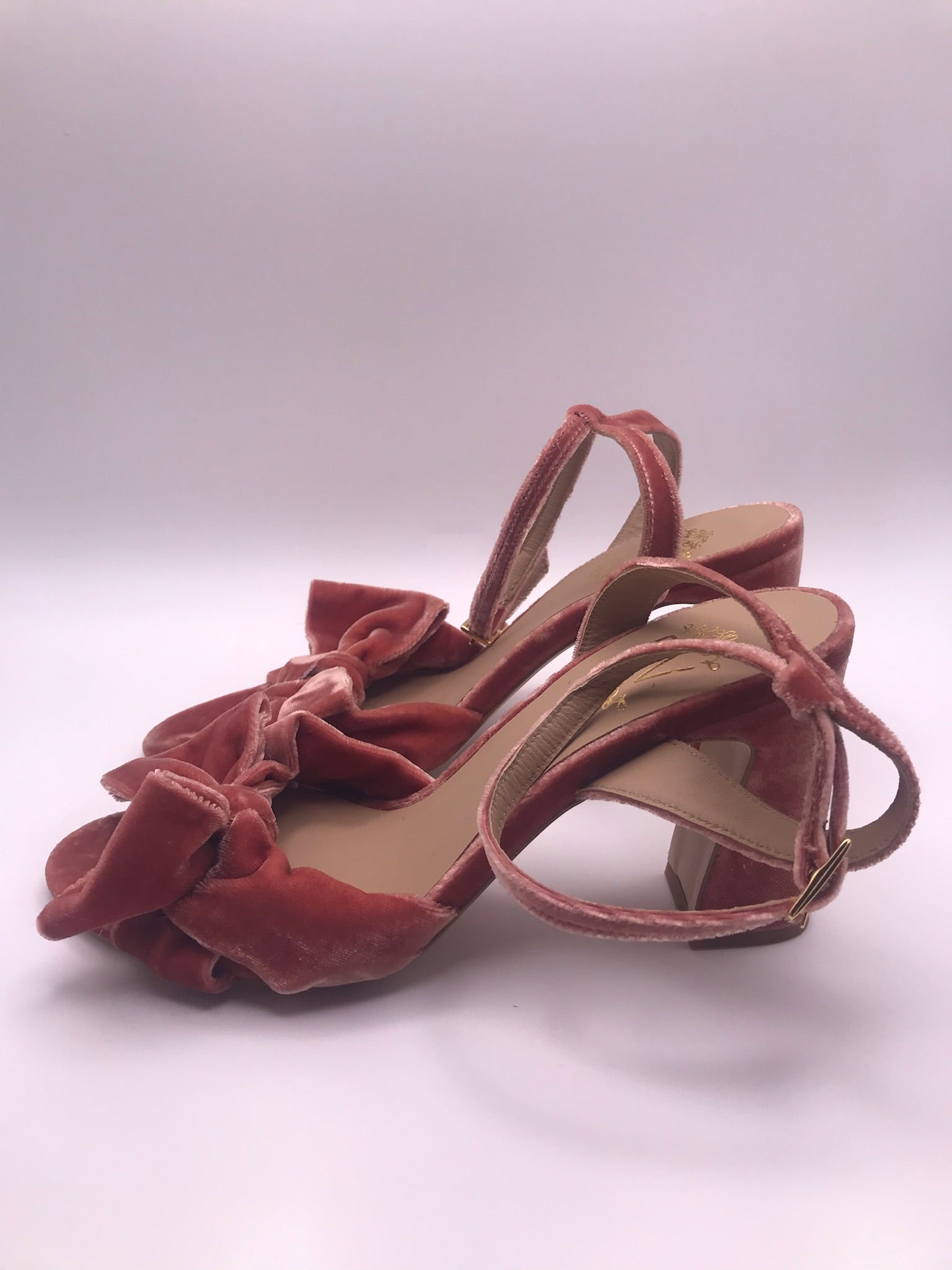 Sandálias de Salto Médio em Veludo Rosa com Laço Frontal EV; Sapatos de Festa Elegantes com Fivela no Tornozelo; Calçado Feminino Confortável para Cerimónias e Eventos