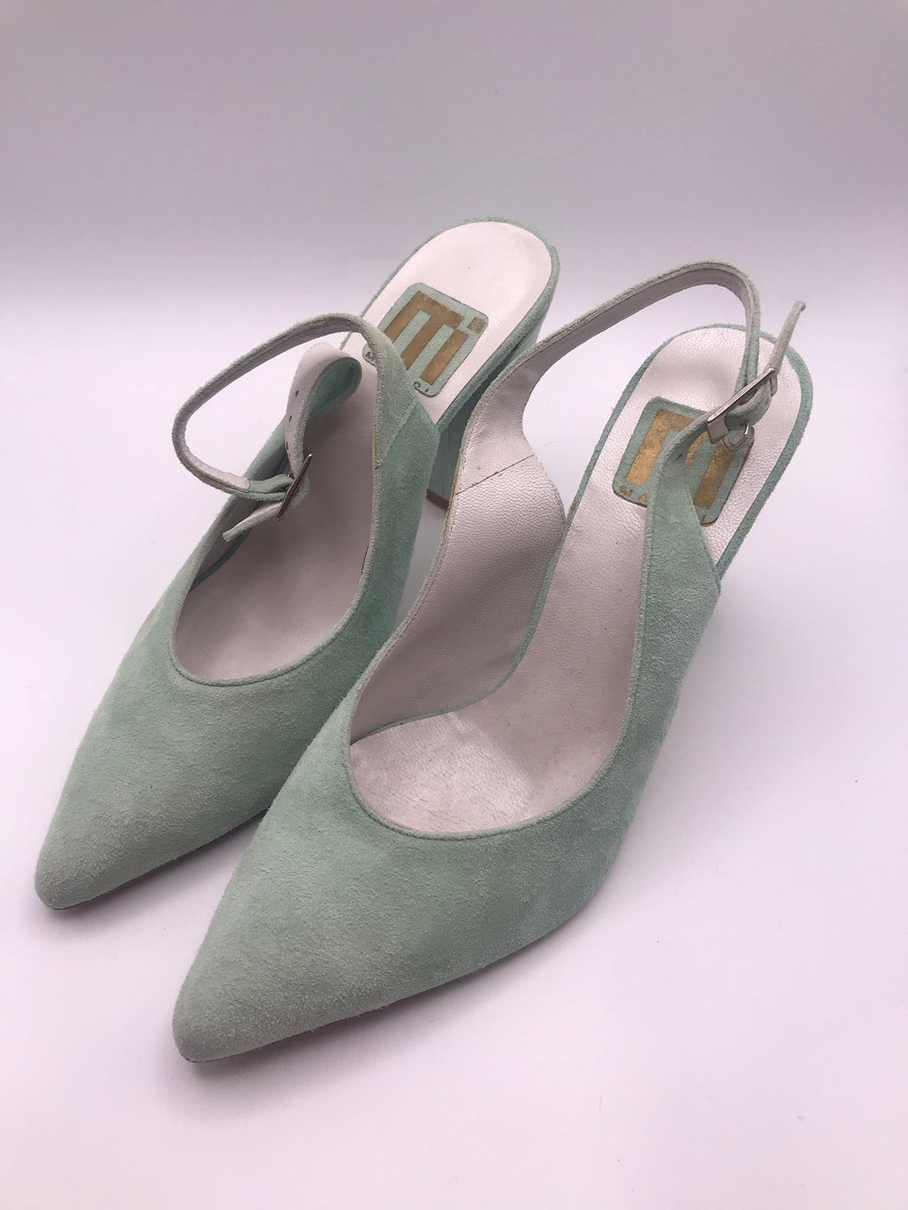 Sapatos de senhora slingback em camurça verde água Macadi; sapatos de salto alto grosso com biqueira fina e fivela de tornozelo; sapatos elegantes para festa ou uso diário