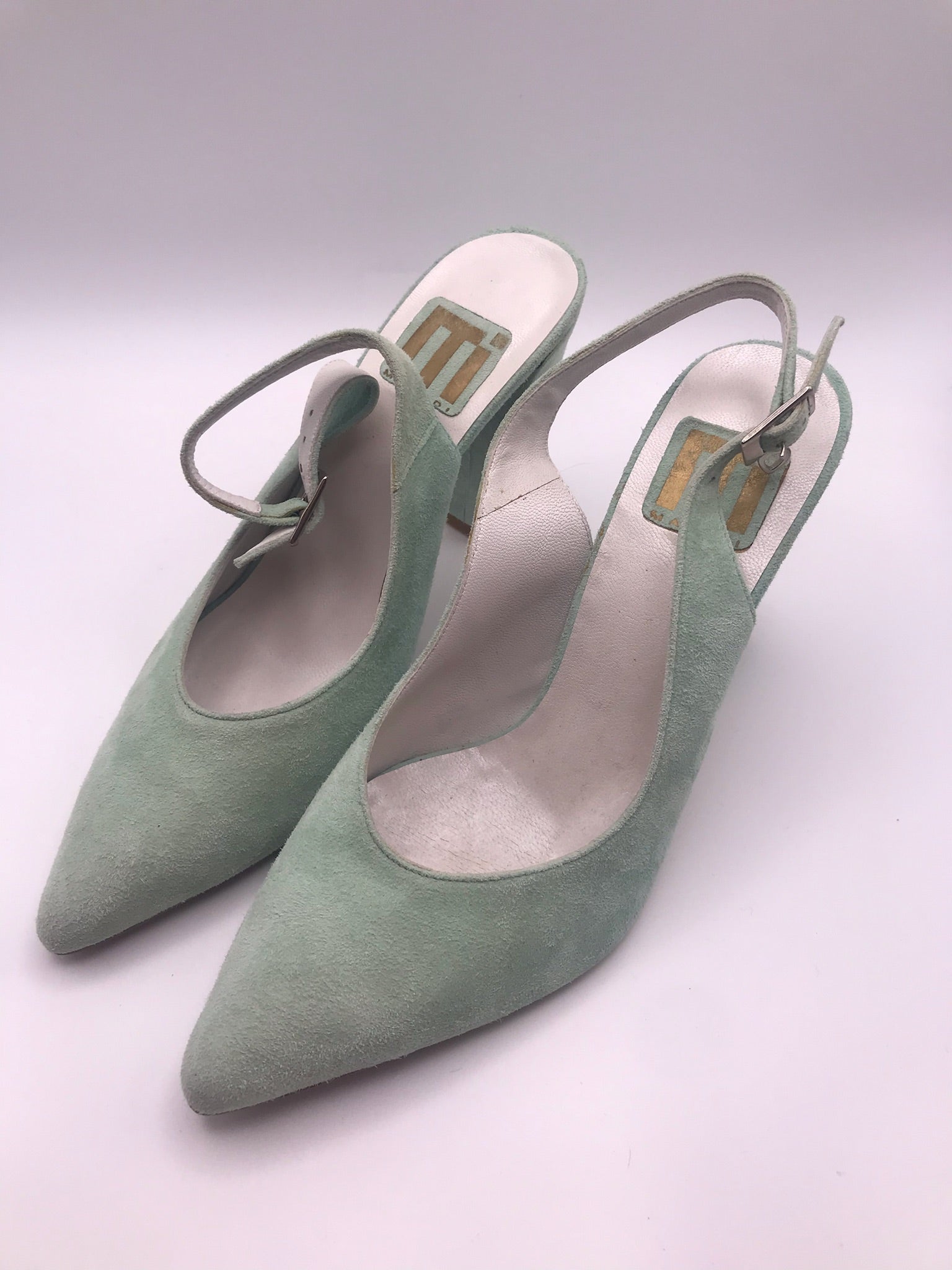Sapatos de senhora slingback em camurça verde água Macadi; sapatos de salto alto grosso com biqueira fina e fivela de tornozelo; sapatos elegantes para festa ou uso diário