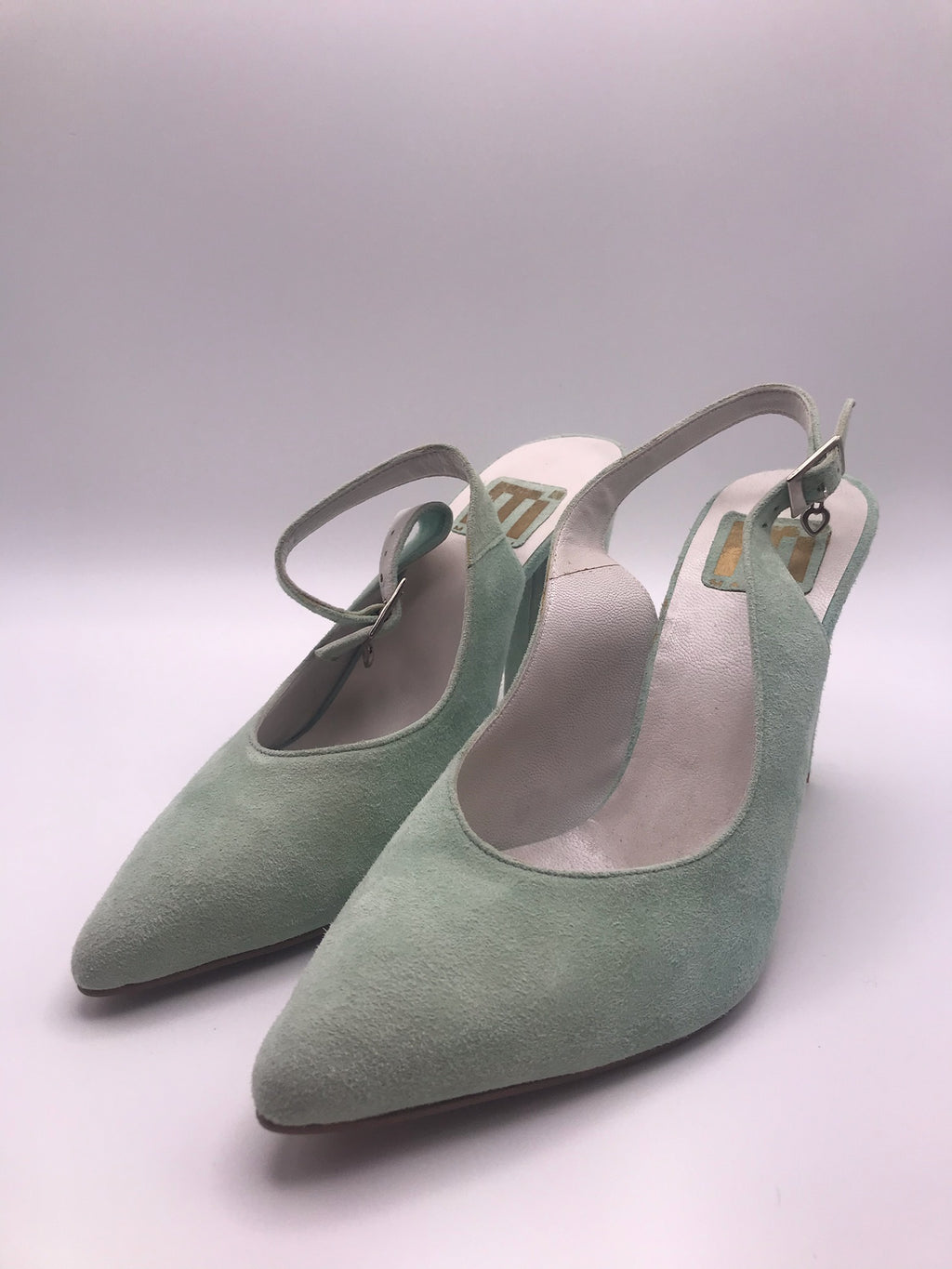 Sapatos de senhora slingback em camurça verde água Macadi; sapatos de salto alto grosso com biqueira fina e fivela de tornozelo; sapatos elegantes para festa ou uso diário