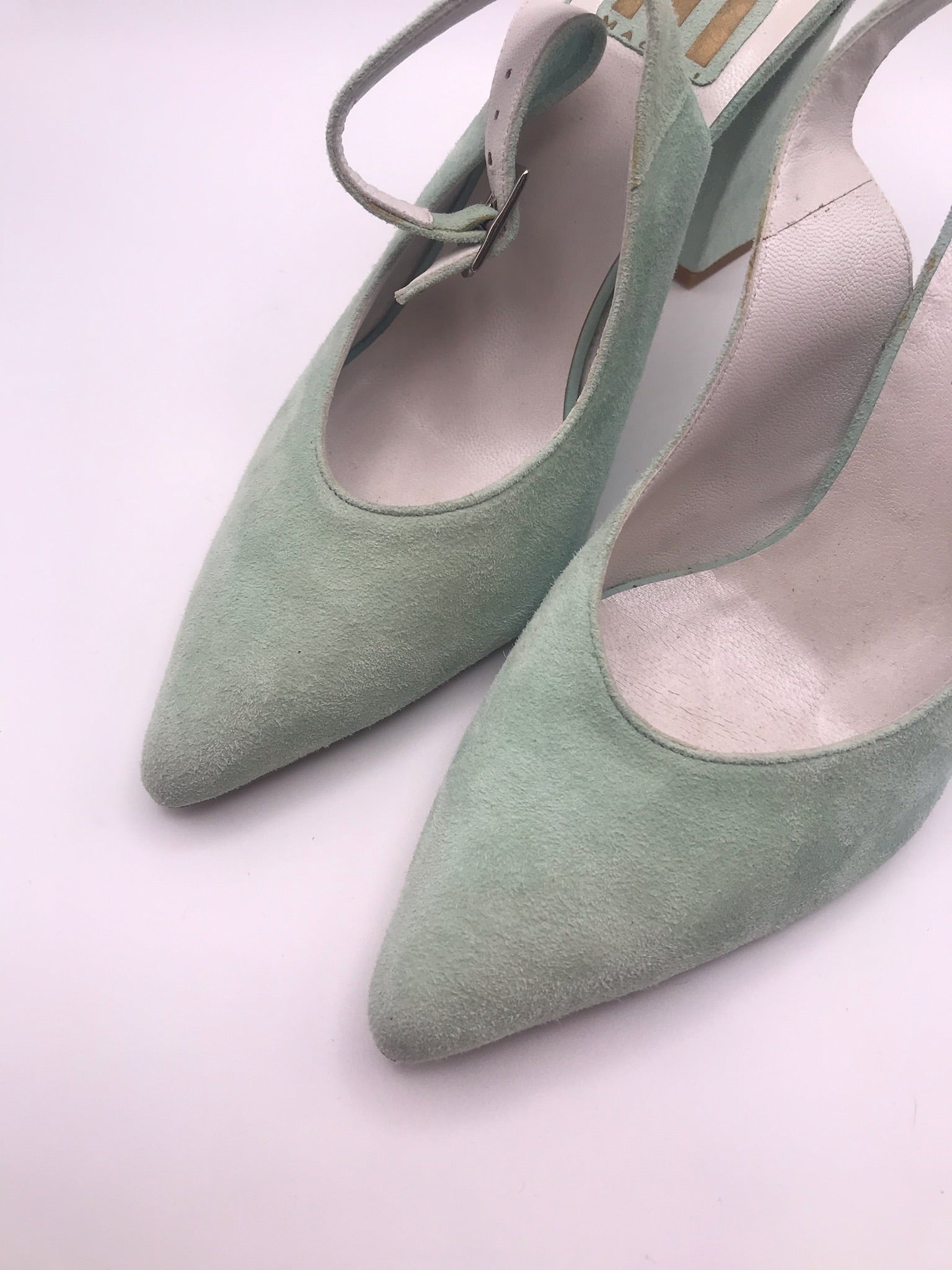 Sapatos de senhora slingback em camurça verde água Macadi; sapatos de salto alto grosso com biqueira fina e fivela de tornozelo; sapatos elegantes para festa ou uso diário