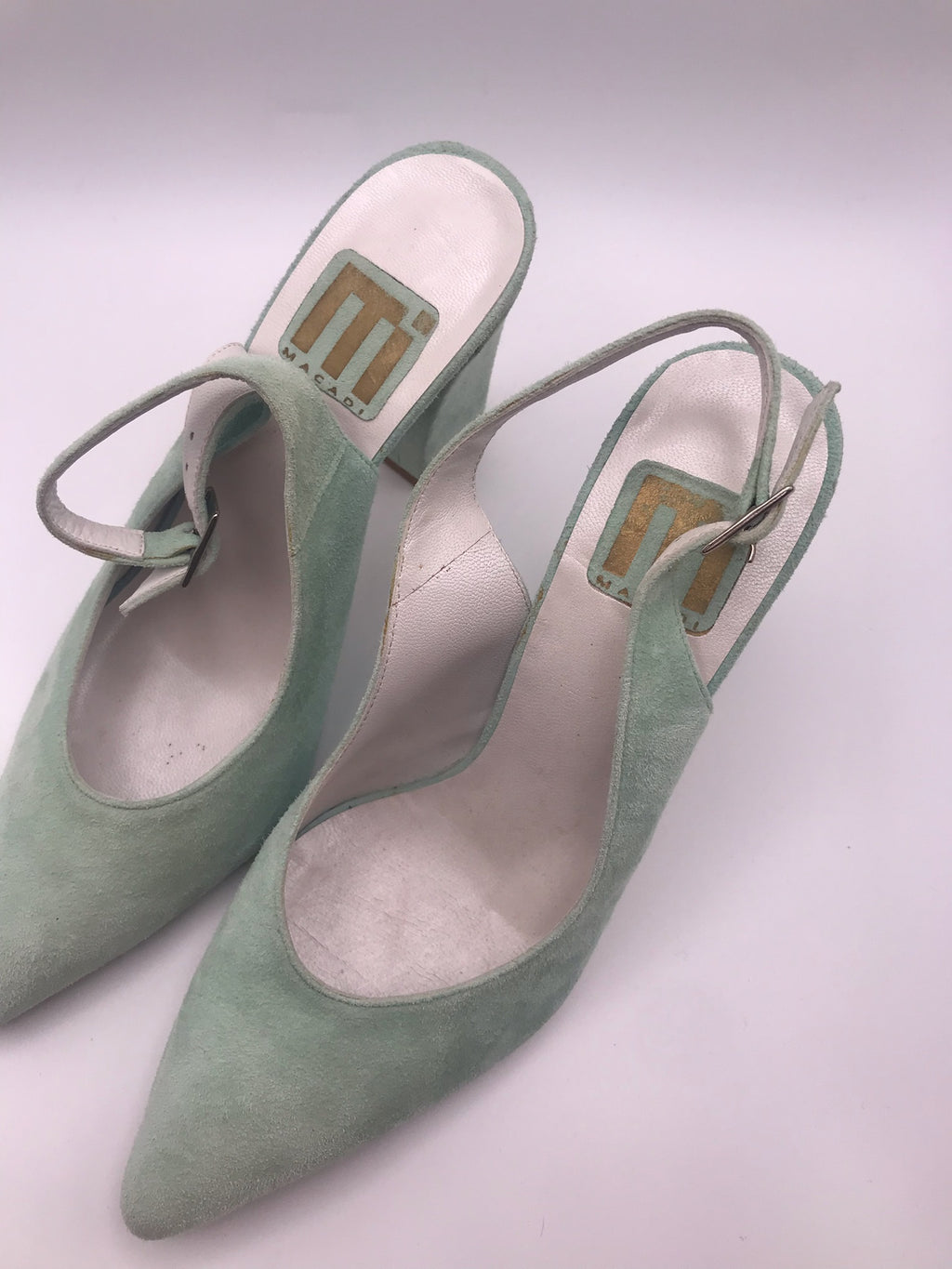 Sapatos de senhora slingback em camurça verde água Macadi; sapatos de salto alto grosso com biqueira fina e fivela de tornozelo; sapatos elegantes para festa ou uso diário